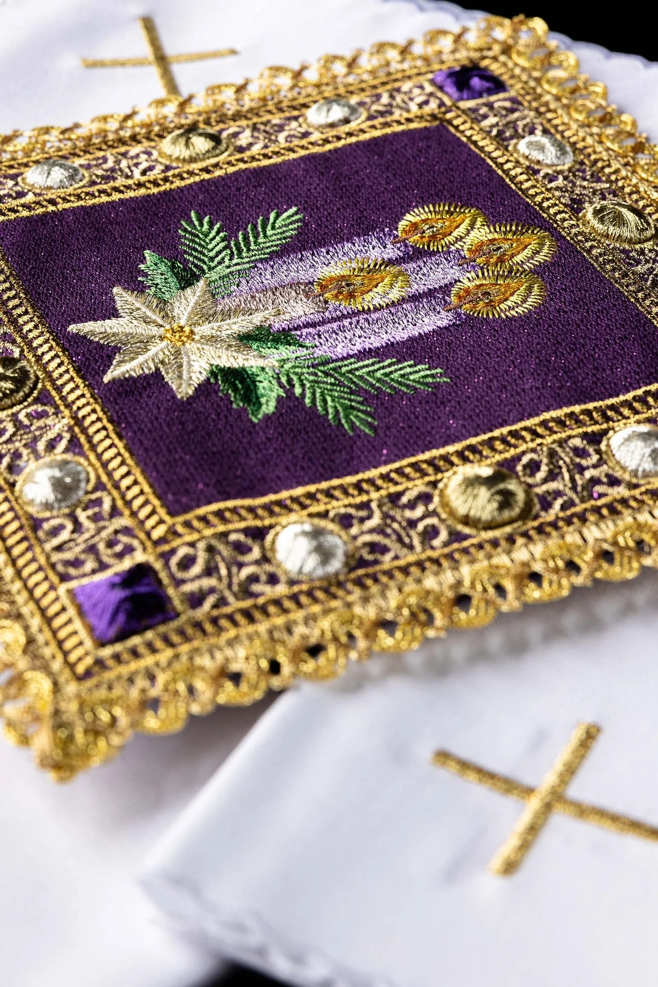 Advent Embroidered Altar Linen Set - Image 3