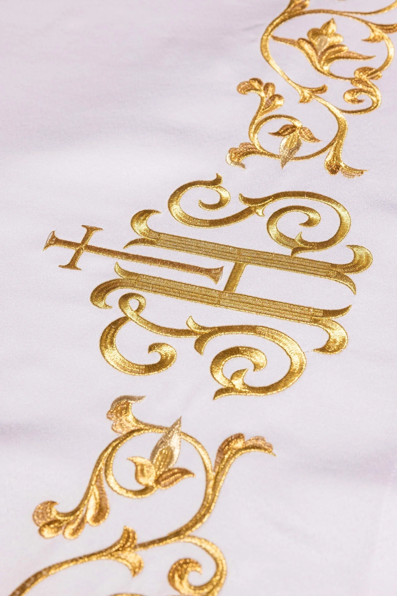 Altar cloth with an embroidered IHS symbol - Image 2