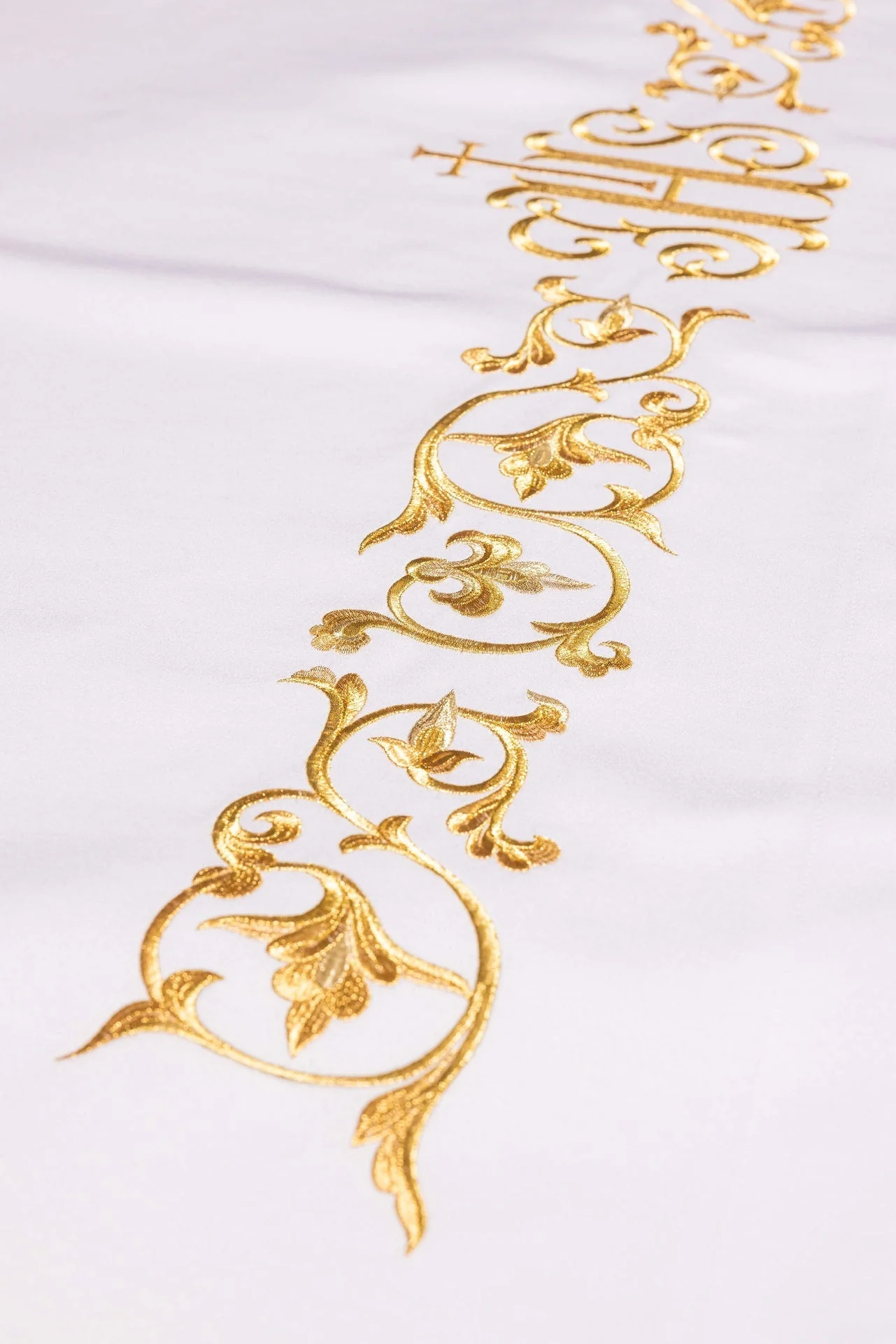 Altar cloth with an embroidered IHS symbol - Image 3