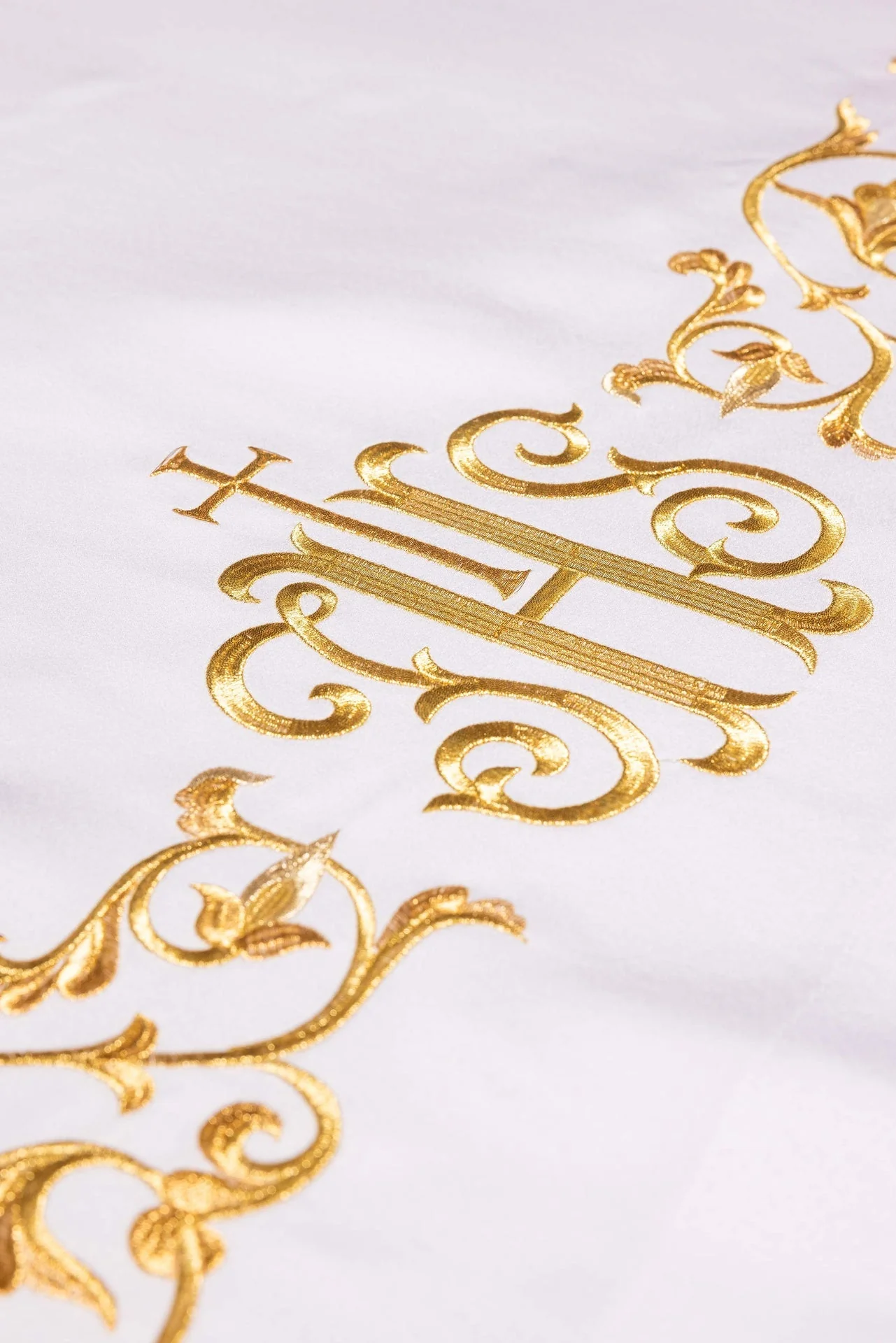 Altar cloth with an embroidered IHS symbol - Image 4