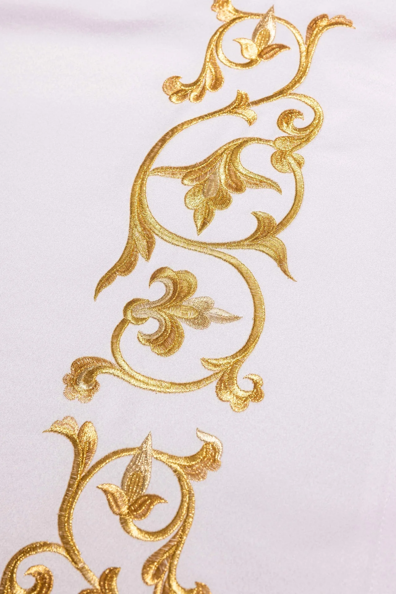 Altar cloth with an embroidered IHS symbol - Image 5