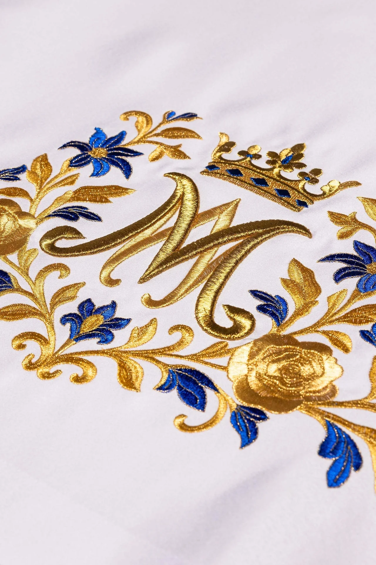 Altar cloth with an embroidered Marian symbol - Image 2