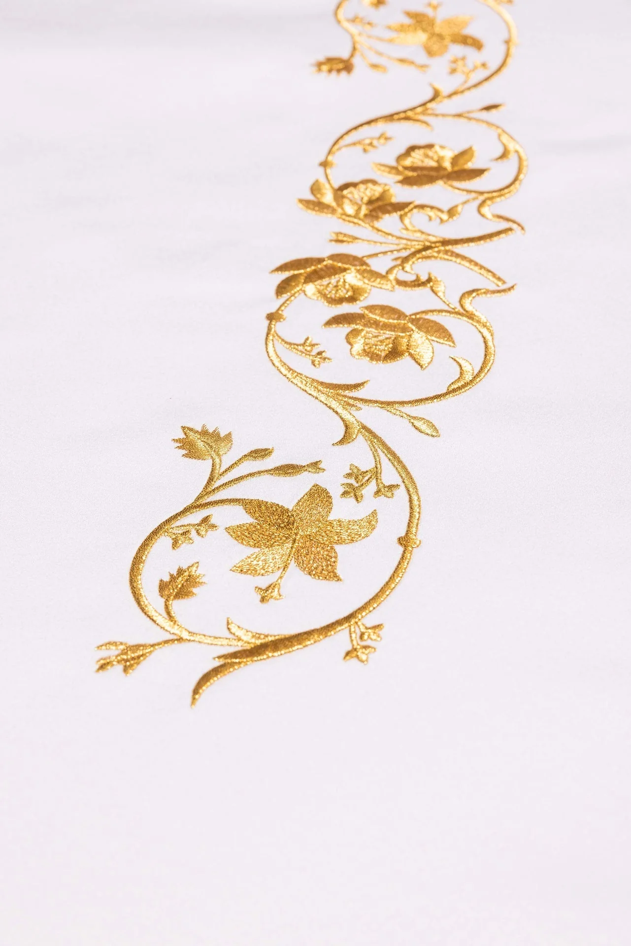 Altar cloth with an embroidered Marian symbol - Image 5