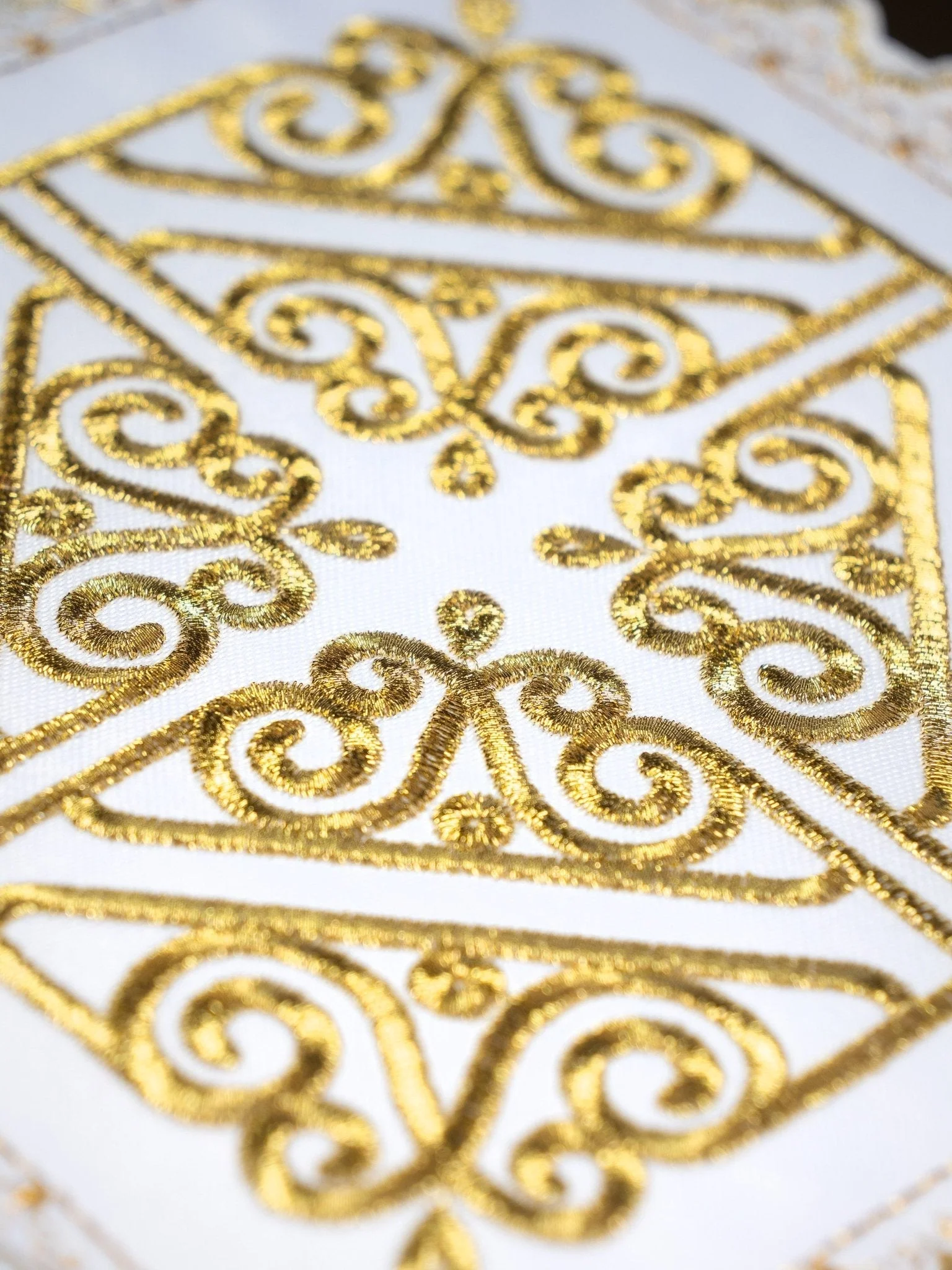 Altar linen set with gold embroidered cross motif - Image 2
