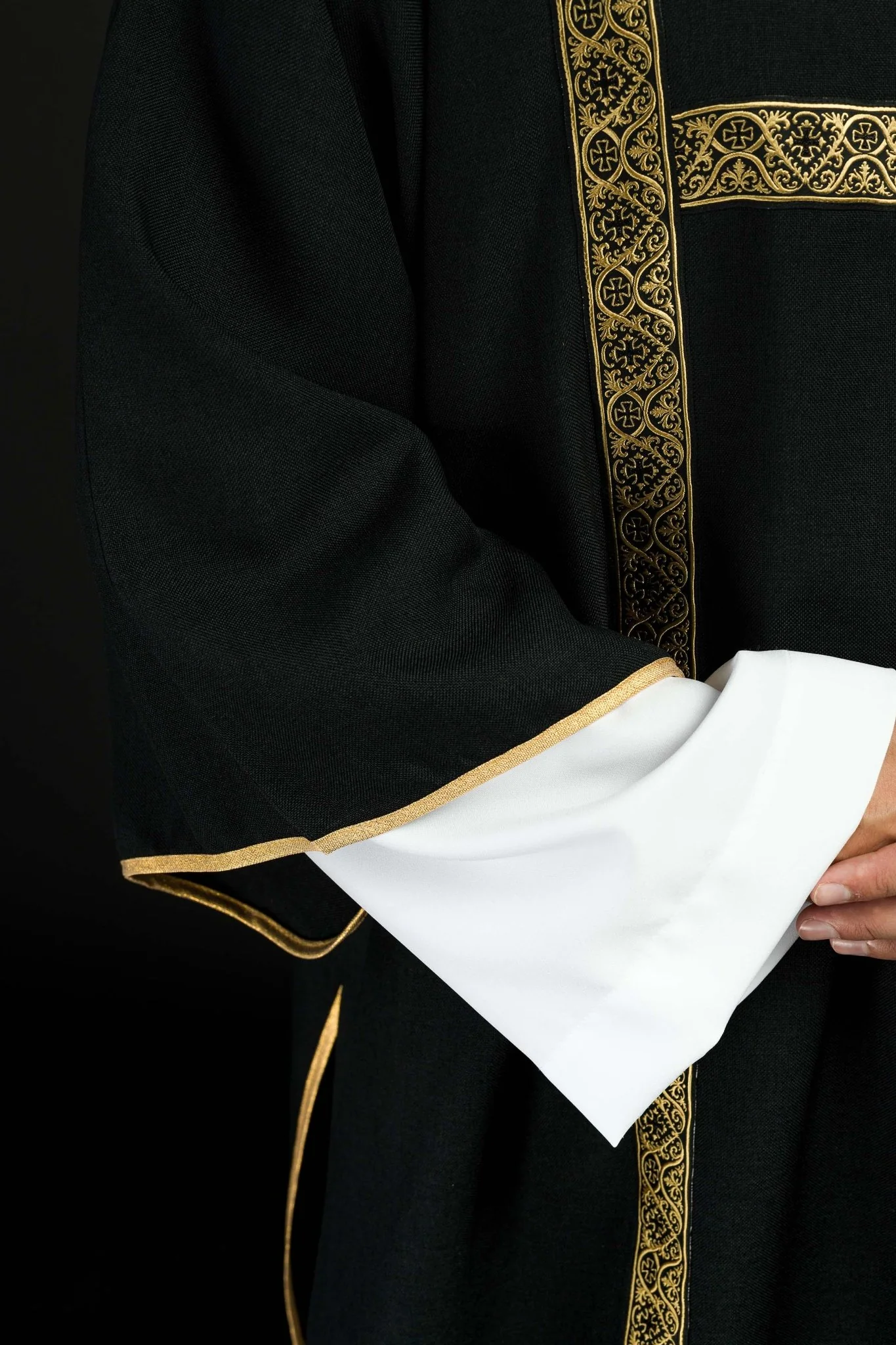 Black dalmatic decorated with gold jacquard ribbons - Image 5