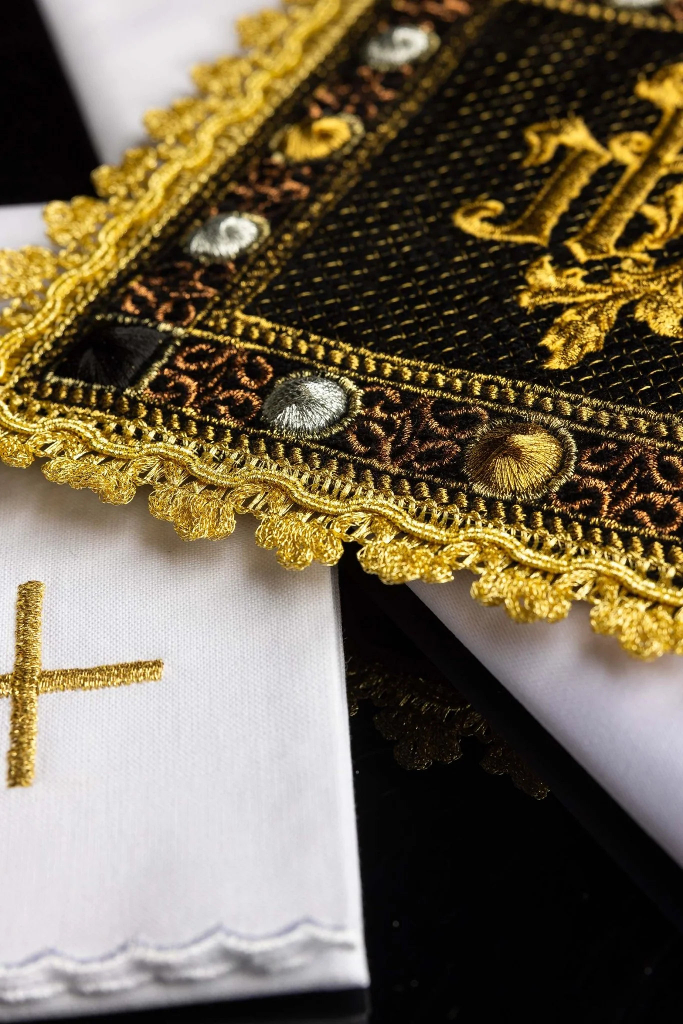 Black velvet chalice linens set with an embroidered IHS symbol - Image 4