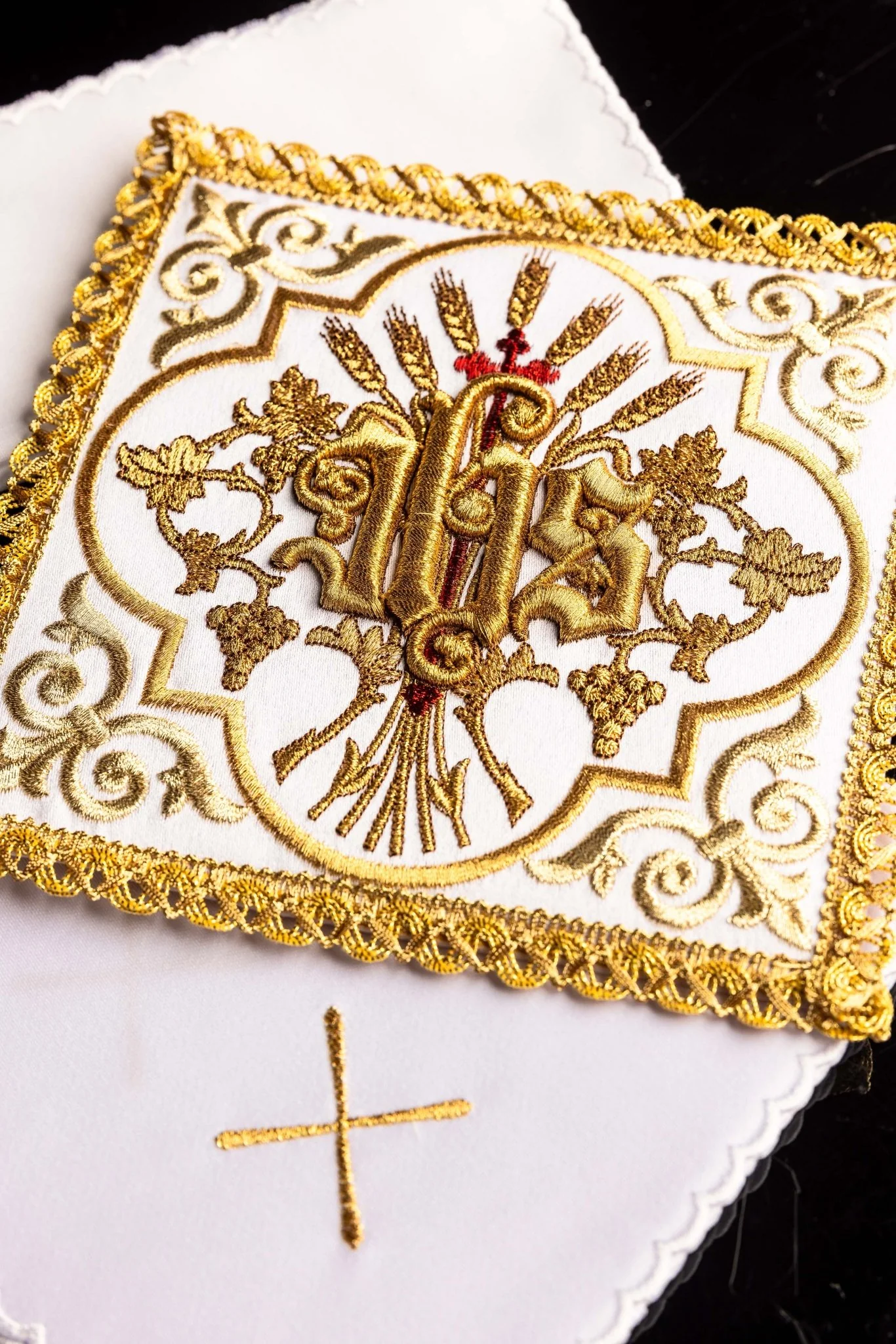 Chalice linen embroidered with the IHS symbol - Image 2
