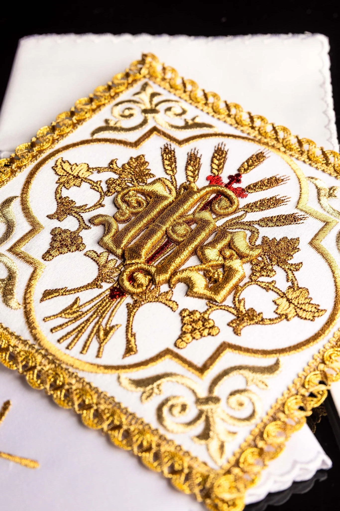 Chalice linen embroidered with the IHS symbol - Image 3