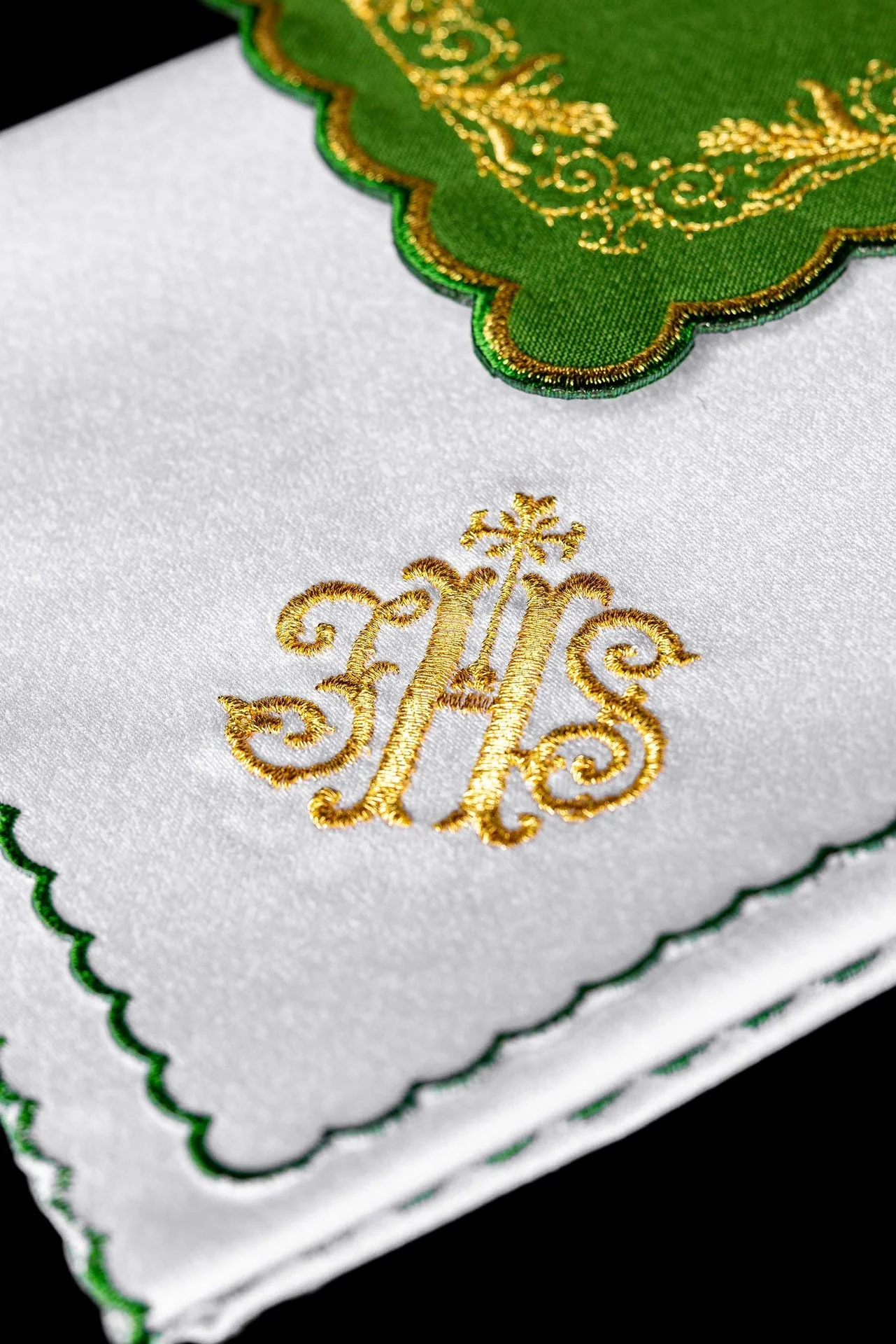 Chalice Linen Set embroidered with a green IHS motif - Image 3