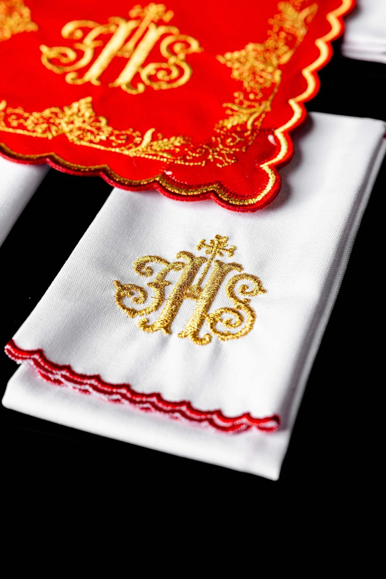 Chalice Linen Set embroidered with a red IHS motif - Image 5
