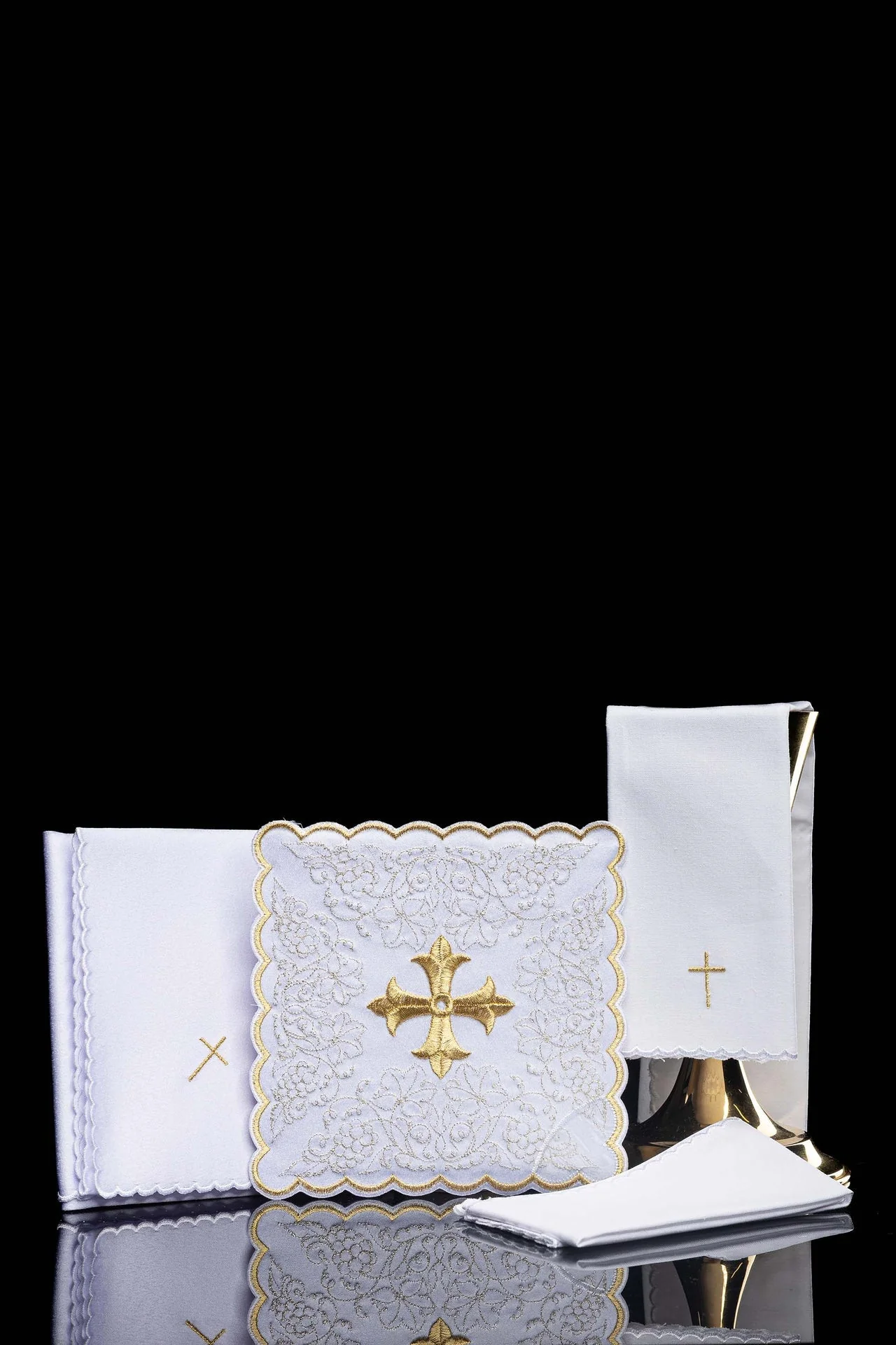 Chalice Linen Set embroidered with a white cross motif