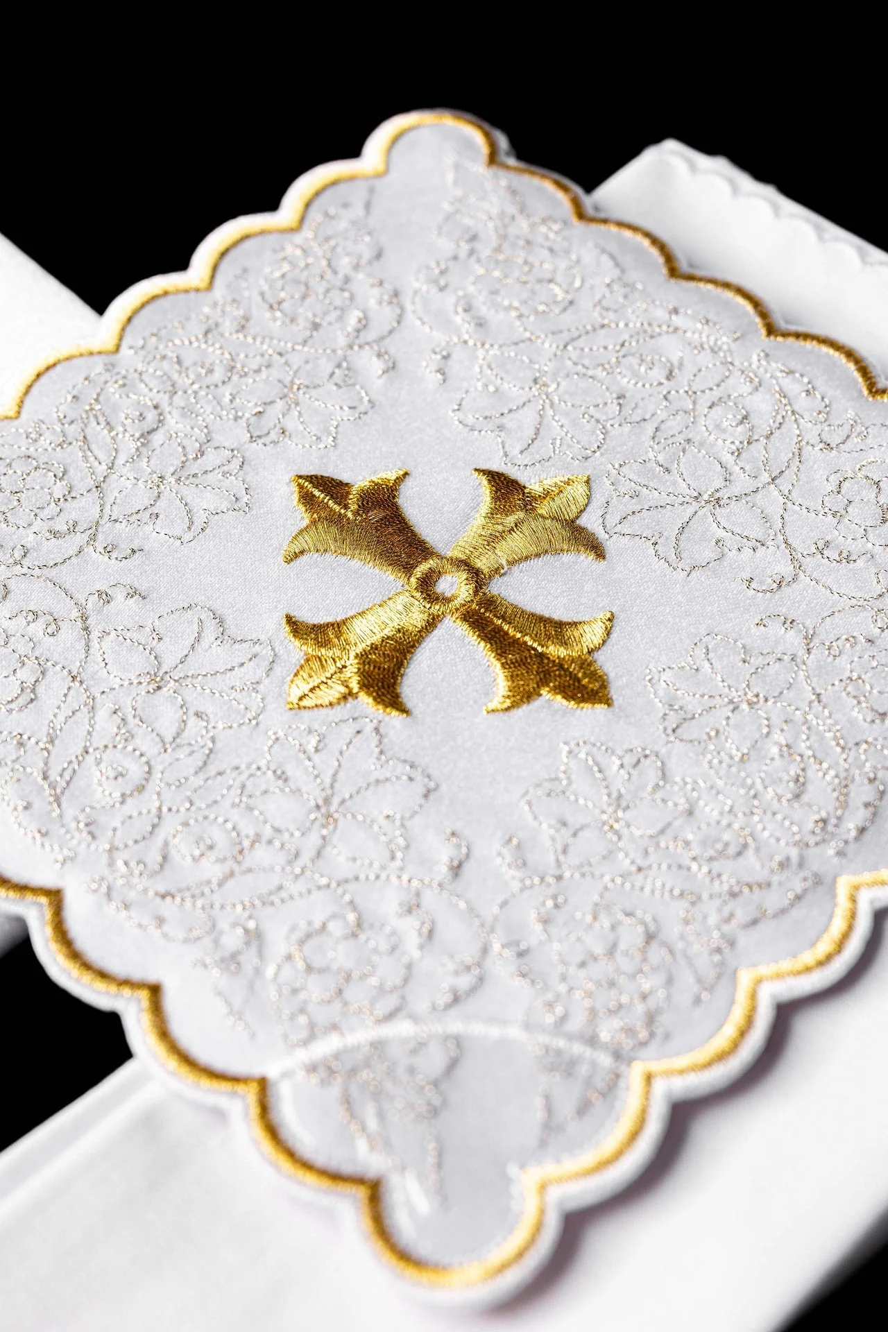 Chalice Linen Set embroidered with a white cross motif - Image 2