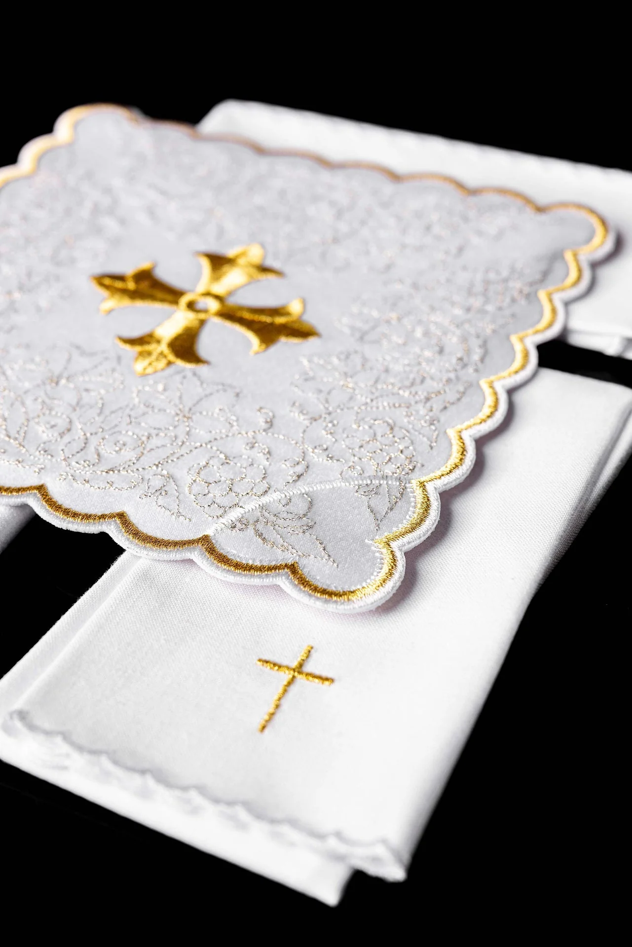 Chalice Linen Set embroidered with a white cross motif - Image 5
