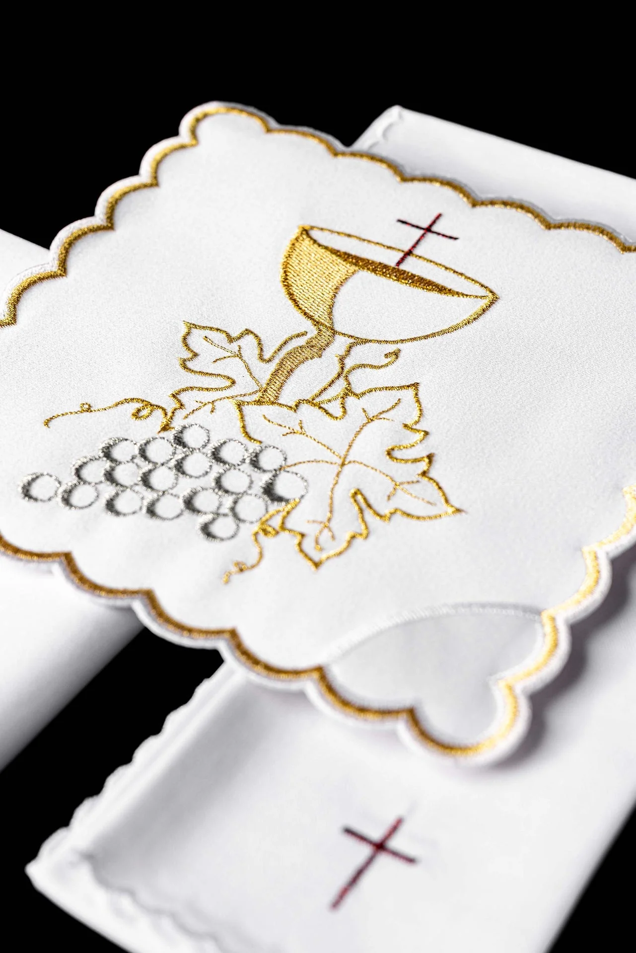Chalice Linen Set embroidered with a white Eucharistic motif - Image 2