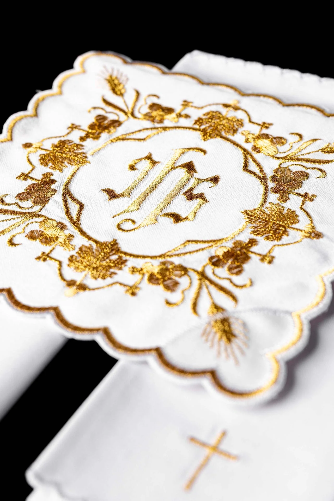 Chalice Linen Set embroidered with a white IHS motif - Image 2