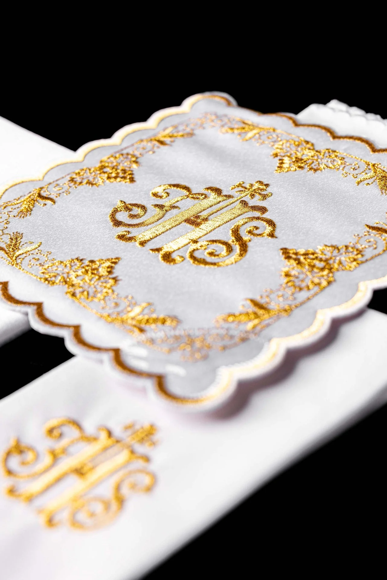 Chalice Linen Set embroidered with a white IHS motif - Image 4