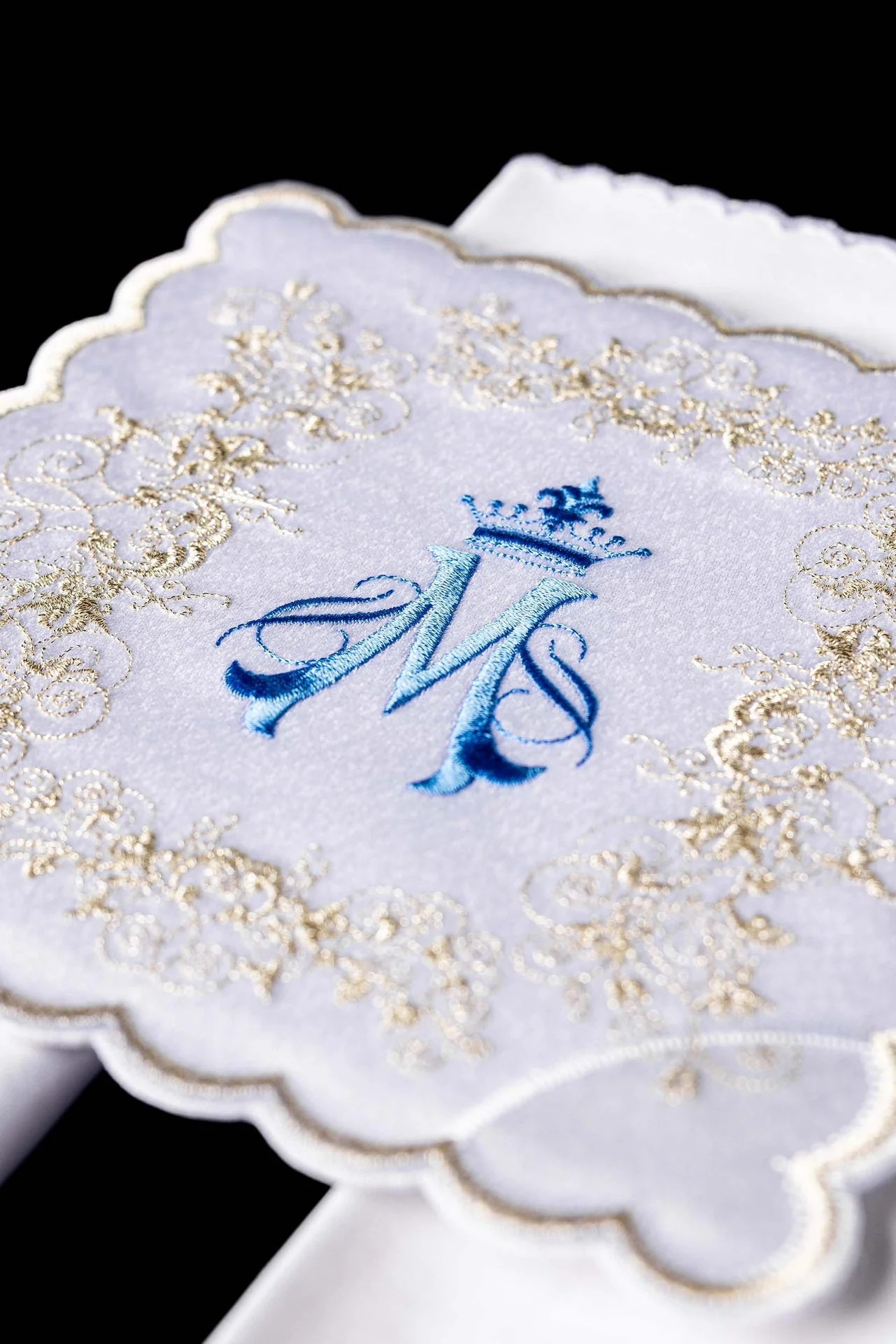 Chalice Linen Set embroidered with a white Marian motif - Image 2