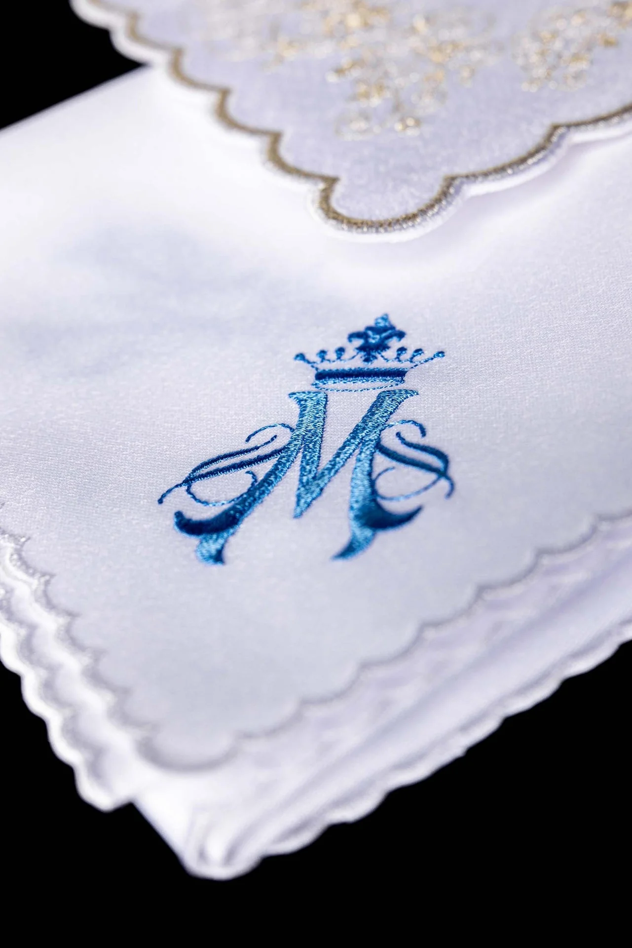 Chalice Linen Set embroidered with a white Marian motif - Image 3