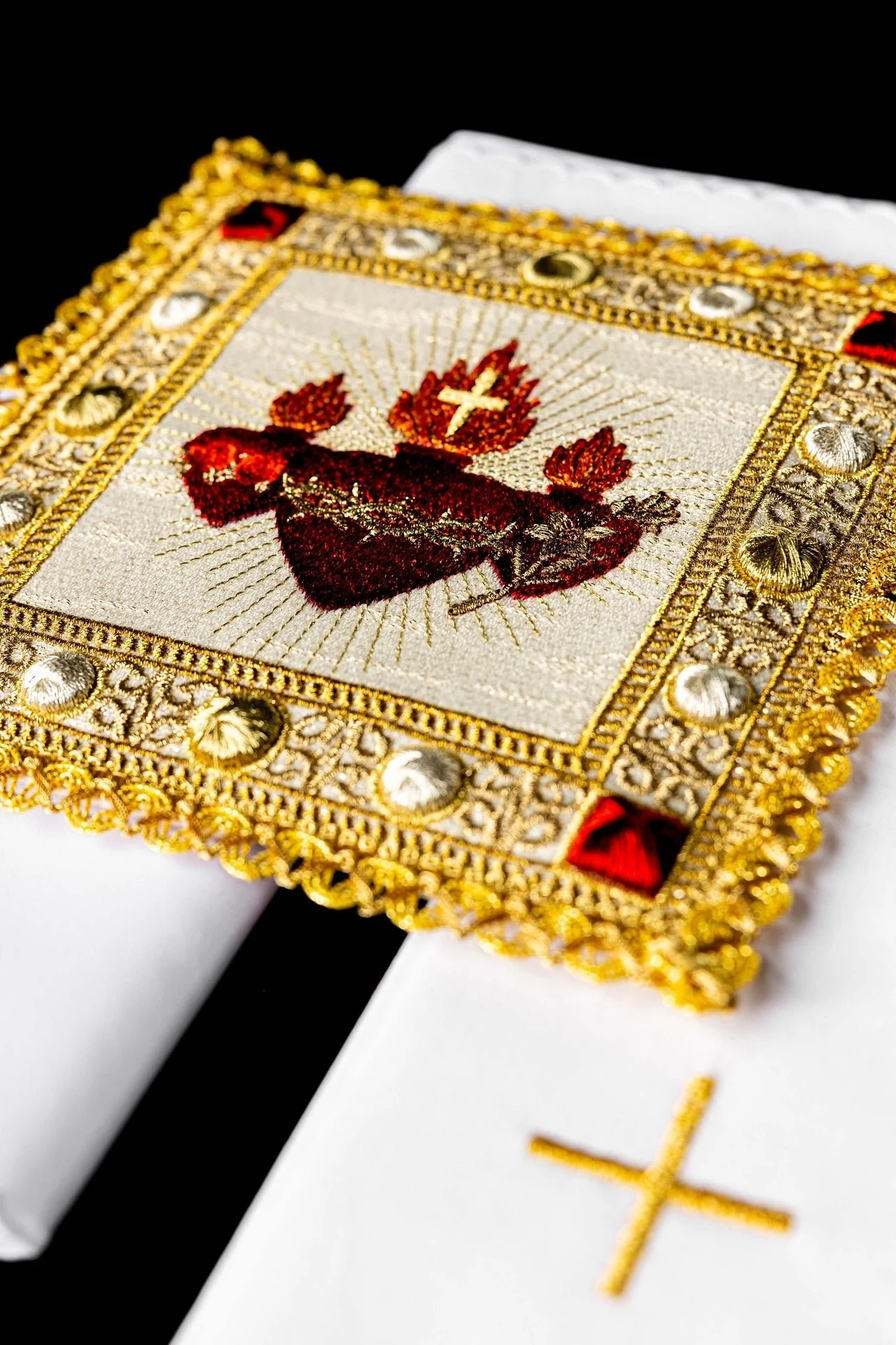 Chalice linen set with embroidery of the Three Hearts - Image 4
