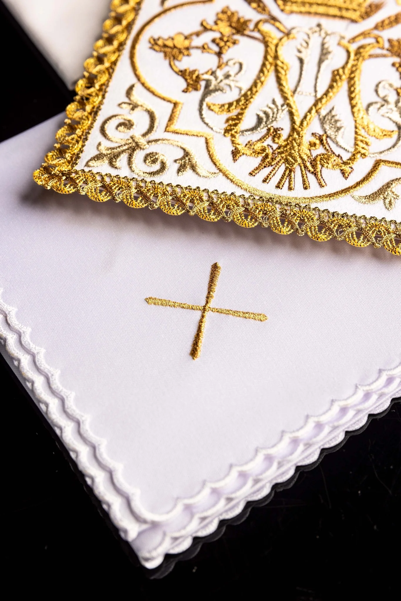 Chalice linens embroidered with a Marian symbol - Image 3
