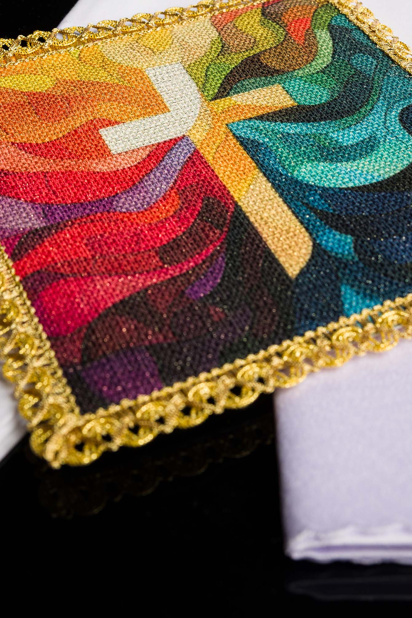 Chalice linens set with a colorful printed cross motif - Image 4