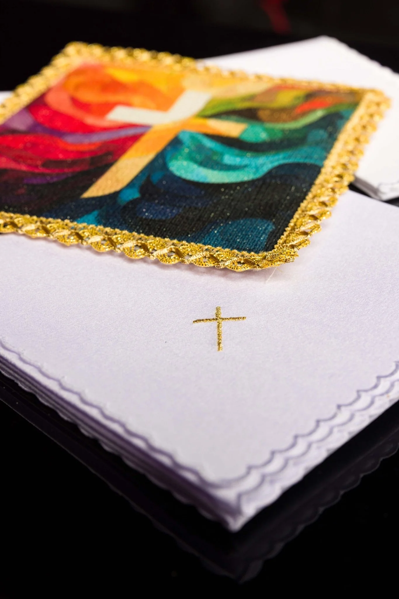 Chalice linens set with a colorful printed cross motif - Image 5