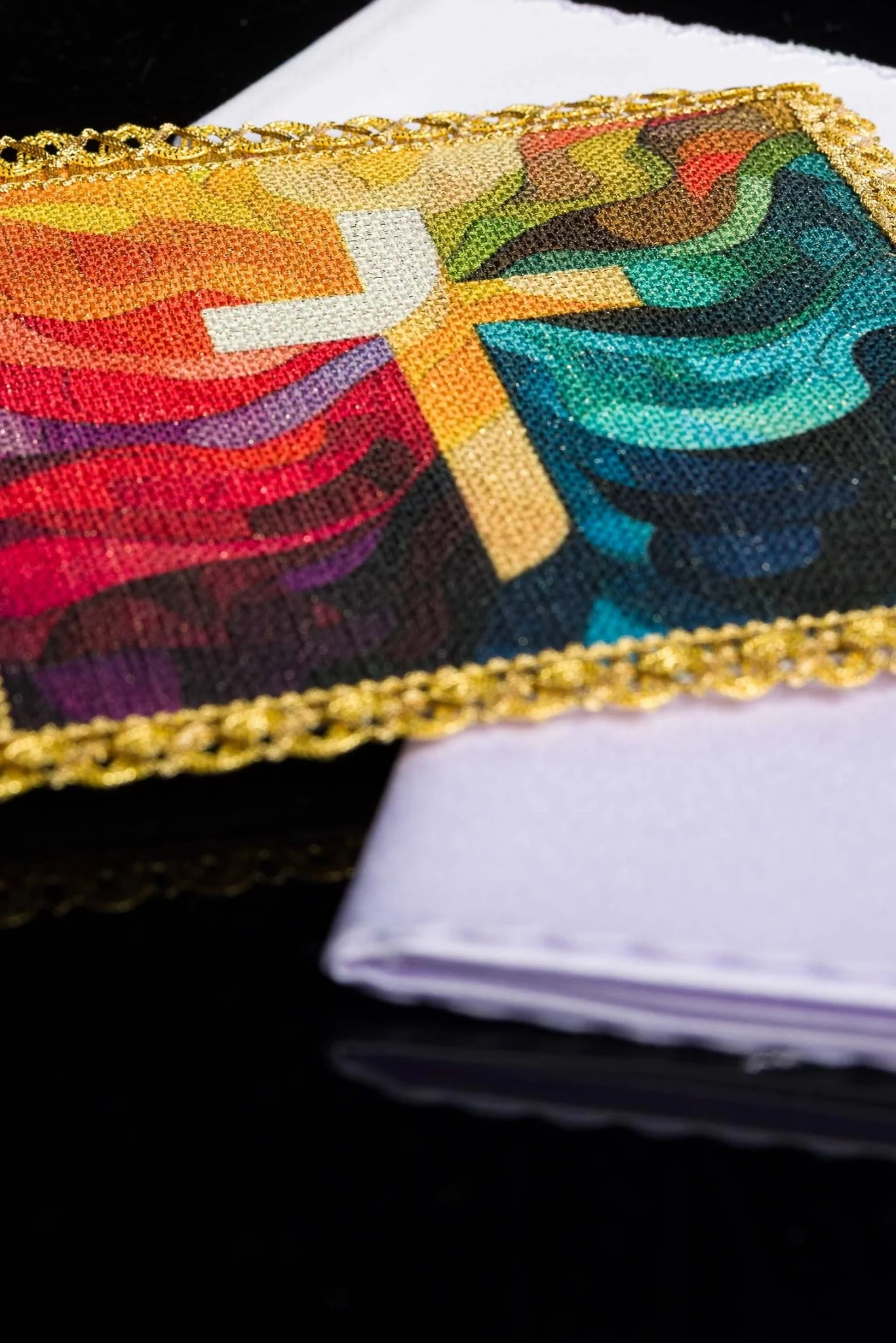 Chalice linens set with a colorful printed cross motif - Image 6