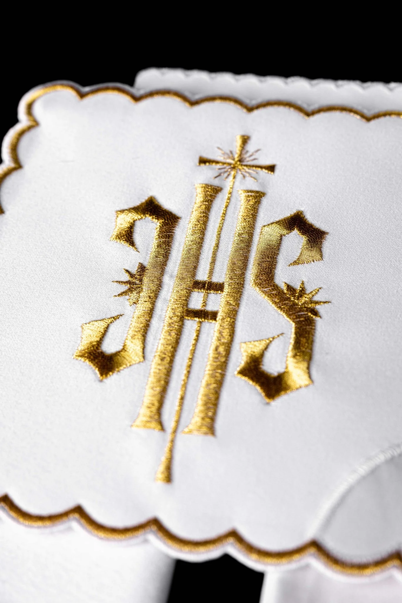 Chalice Linens with Golden Trim and IHS Embroidery - Image 4