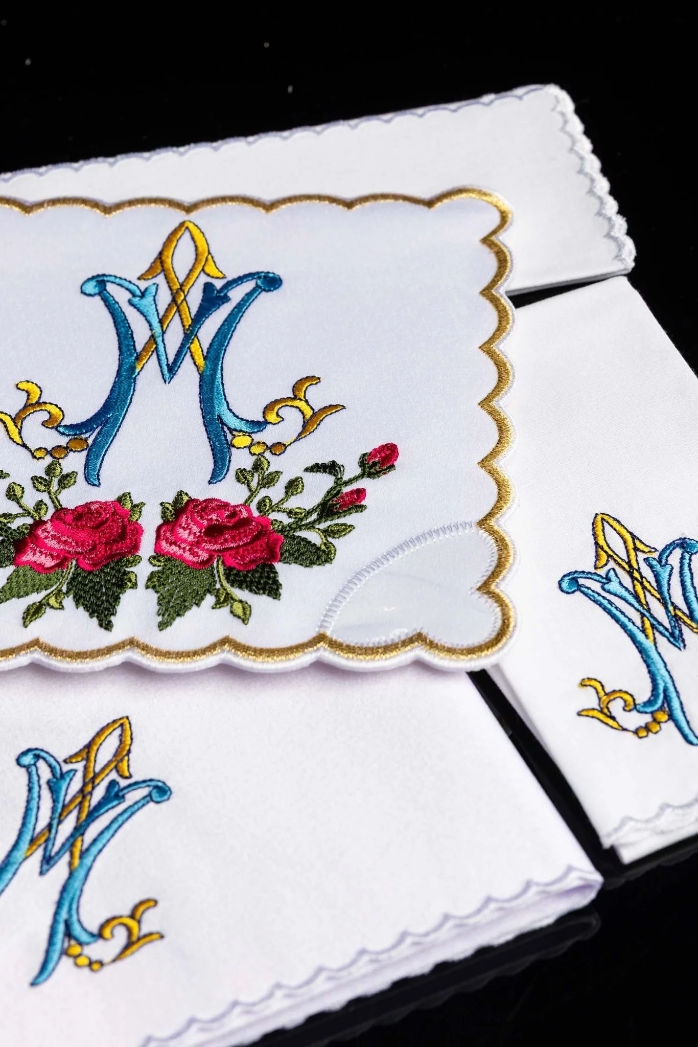 Chalice Linens with red and blue Marian Embroidery - Image 6