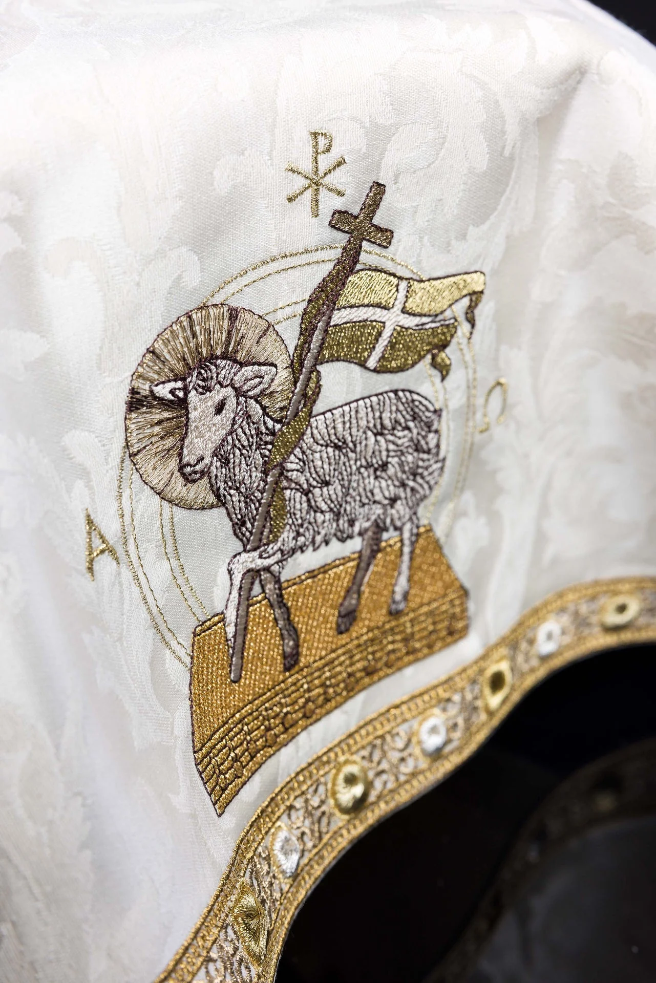 Chalice veil with embroidered Lamb jacquard fabric in ecru - Image 2