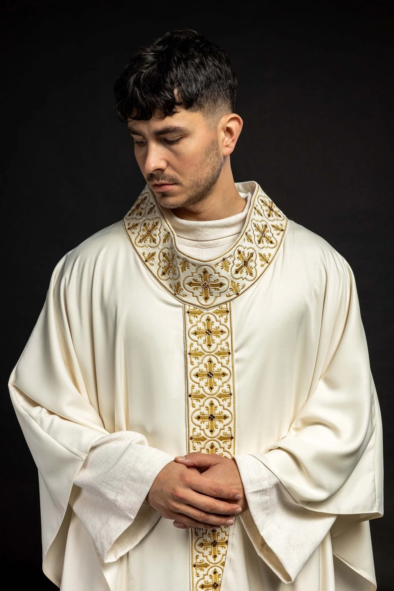 Chasuble adorned with stones and a narrow band in ecru color
