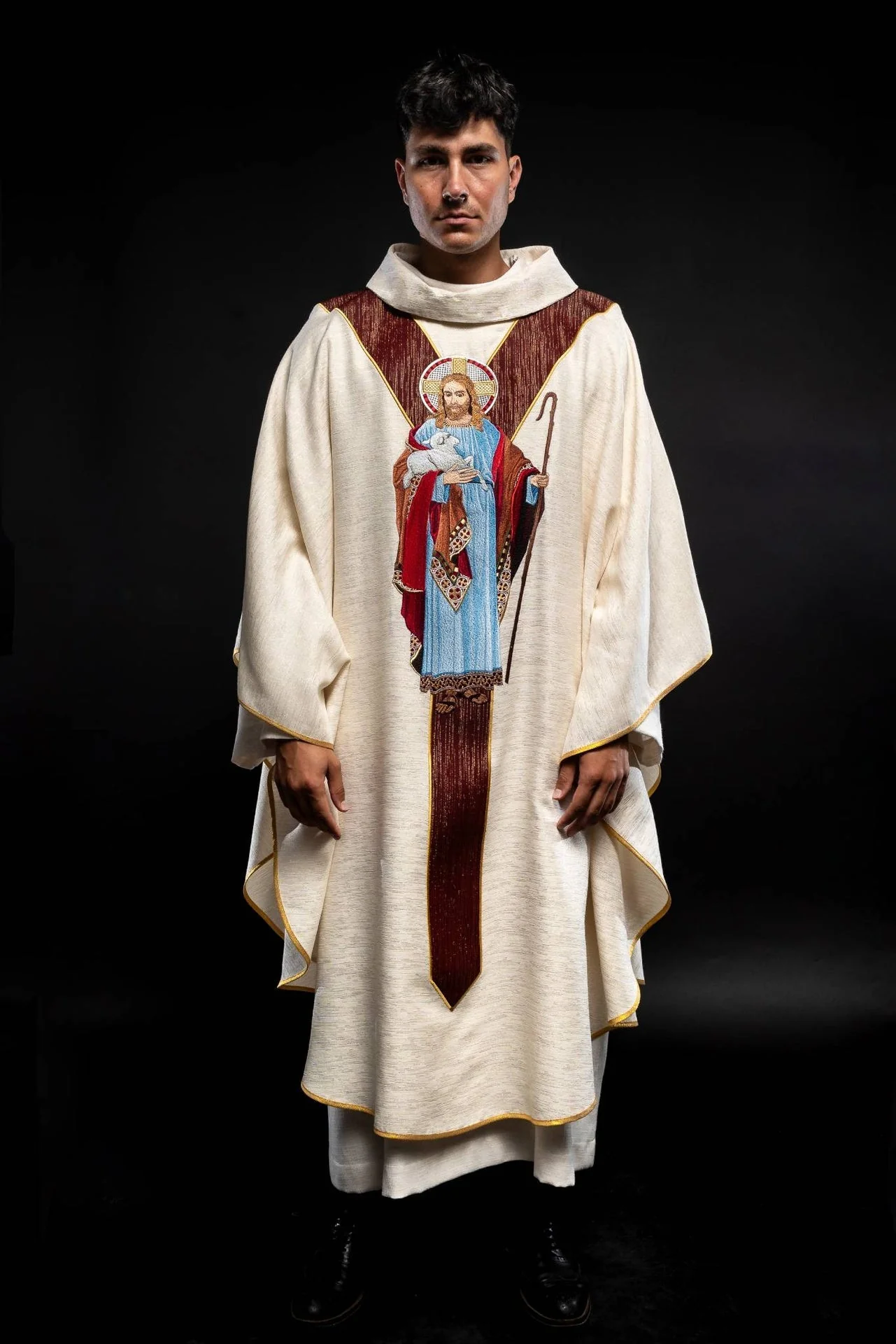Chasuble ecru with the image of Jesus the Good Shepherd with a decorative burgundy stripe - Image 2