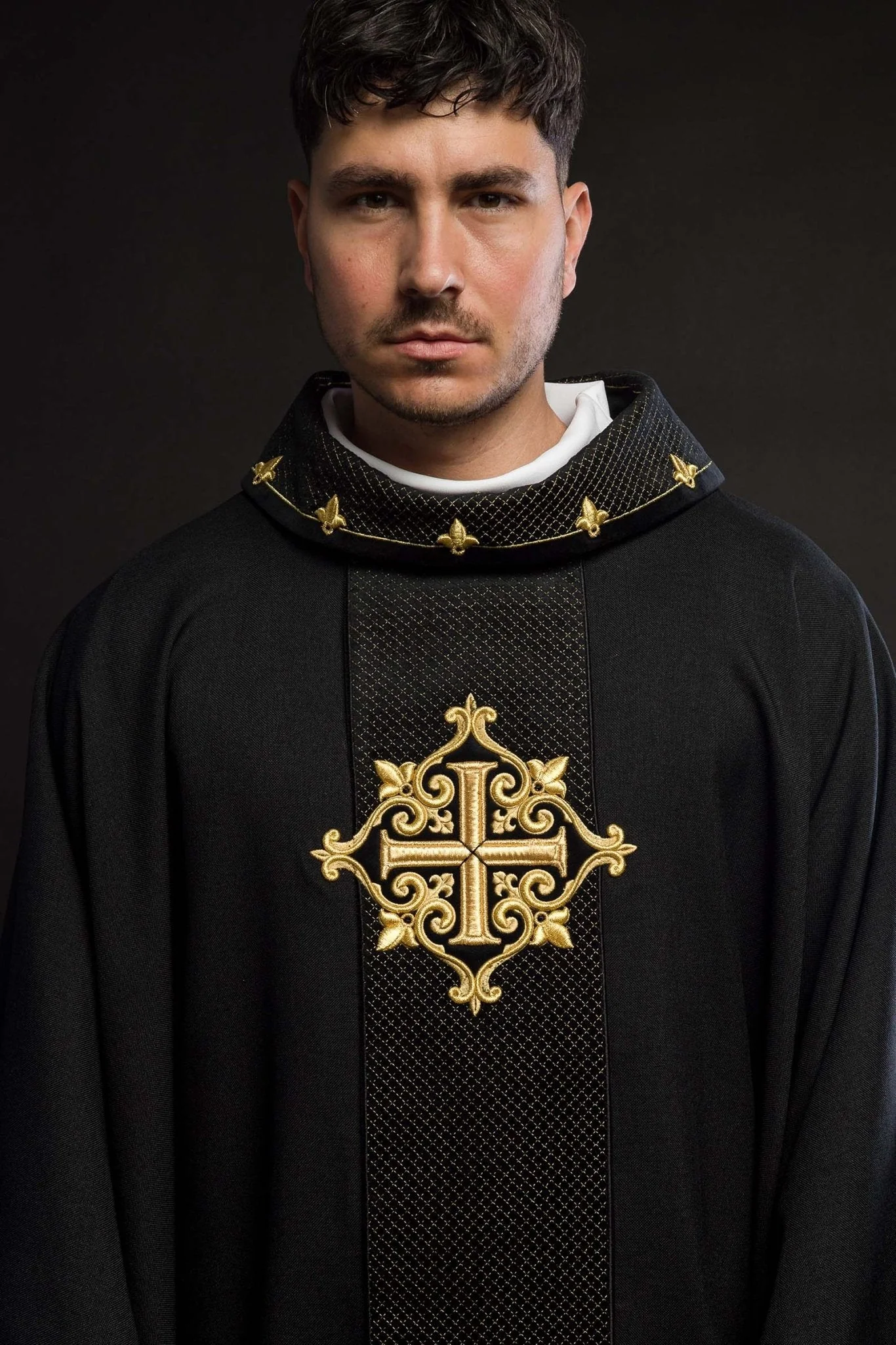 Chasuble embroidered on velvet with the symbol of the Black Cross - Image 3
