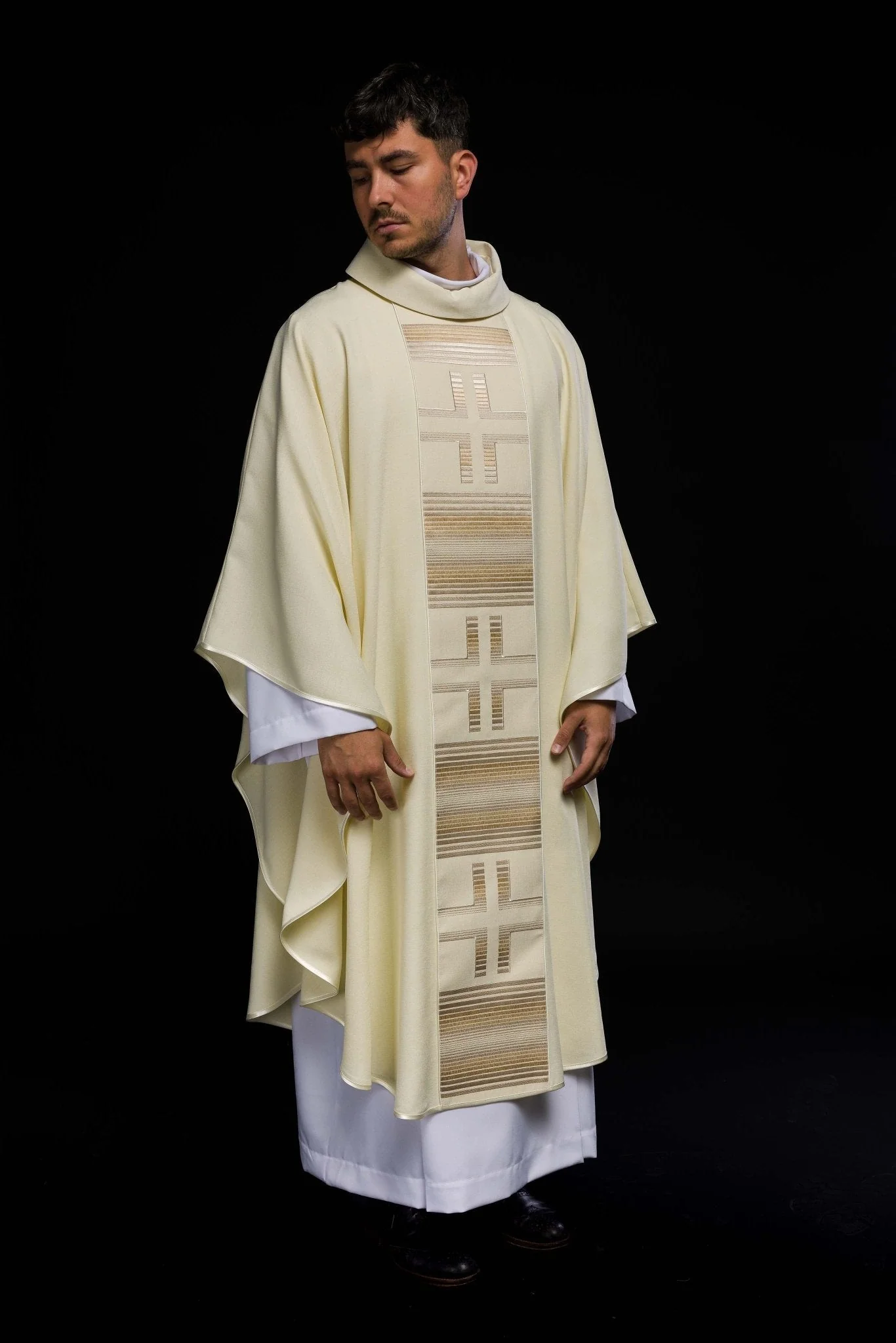 Chasuble embroidered with Crosses in ecru - Image 2