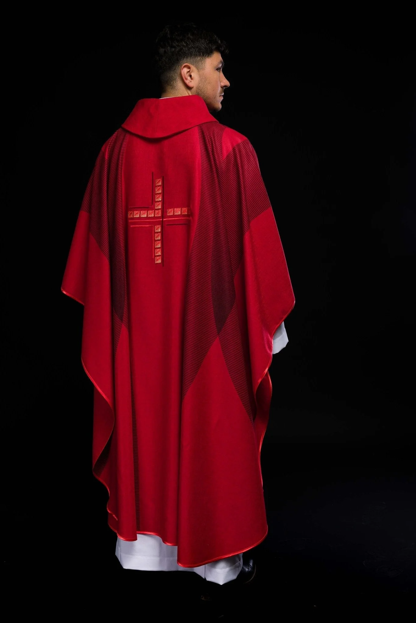 Red printed chasuble with embroidered cross - Image 9