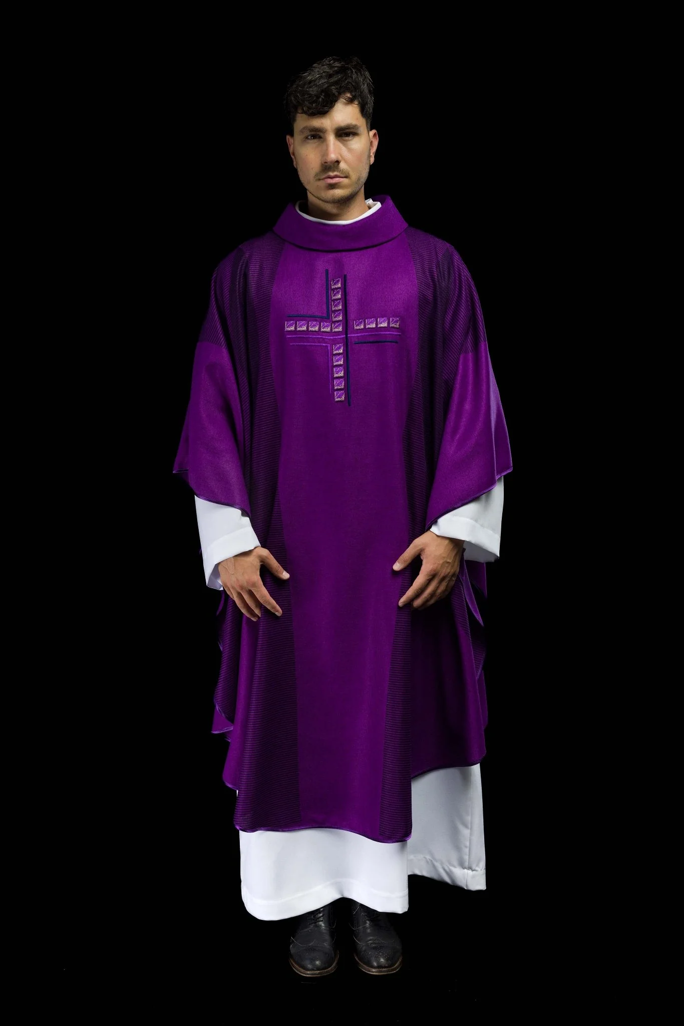 Purple chasuble with embroidery and print - Image 9