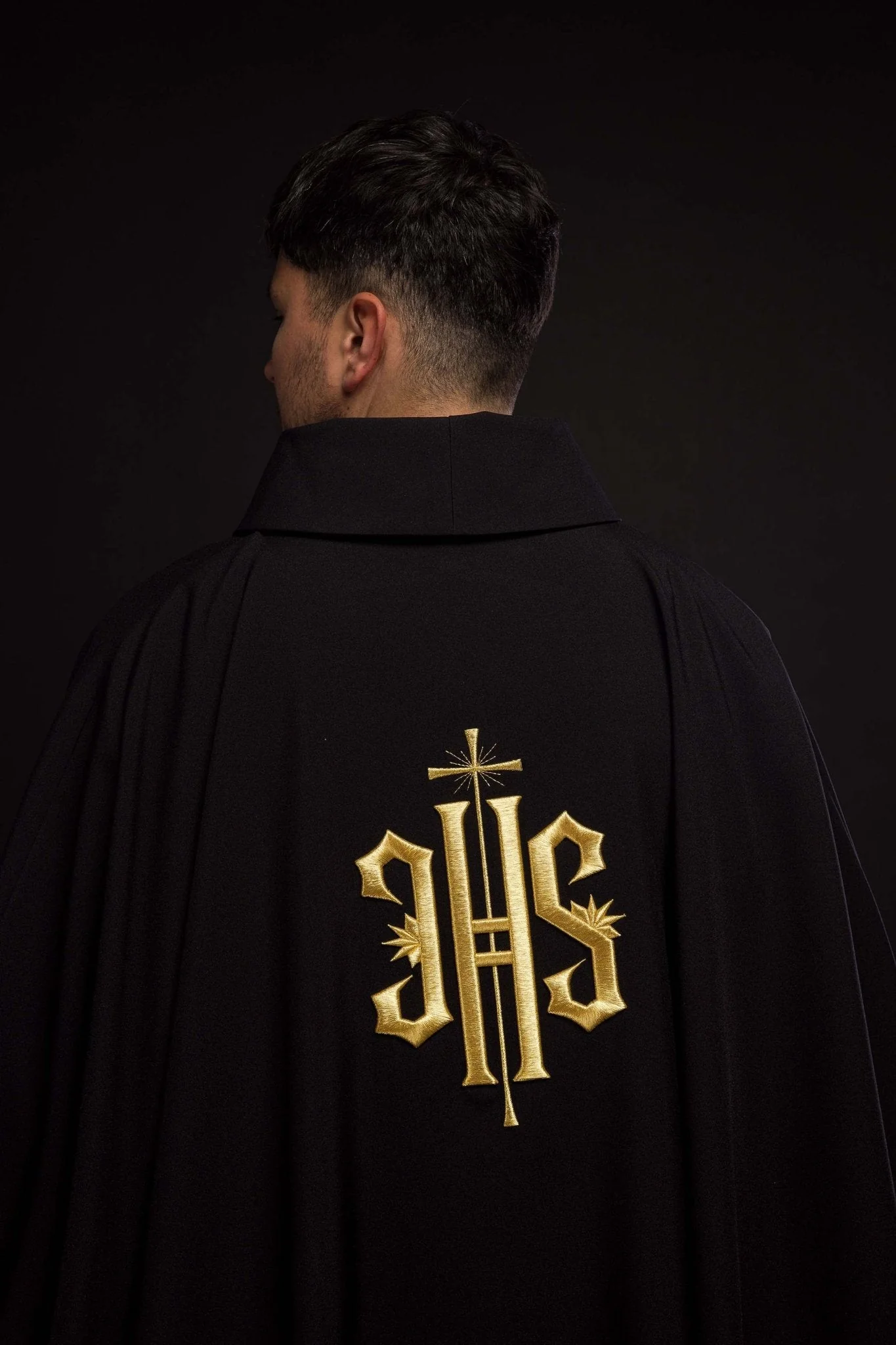 Chasuble embroidered with IHS symbol in black - Image 6
