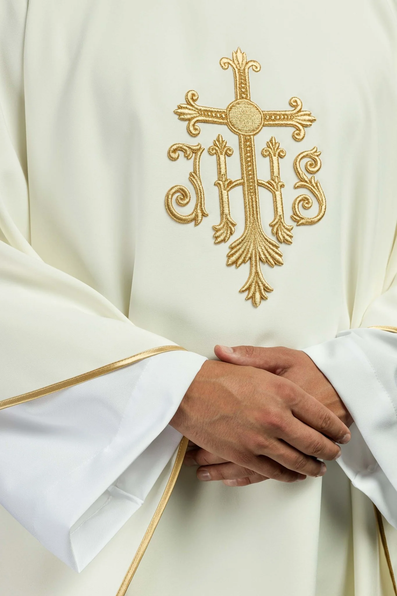Chasuble embroidered with IHS symbol in ecru - Image 4