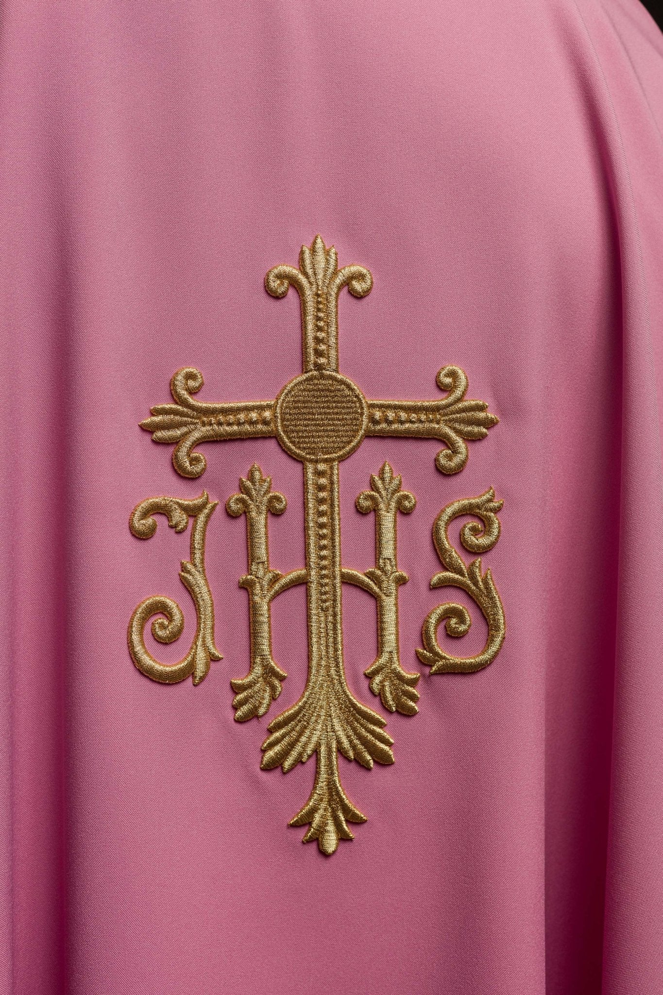 Chasuble embroidered with IHS symbol in pink - Image 3