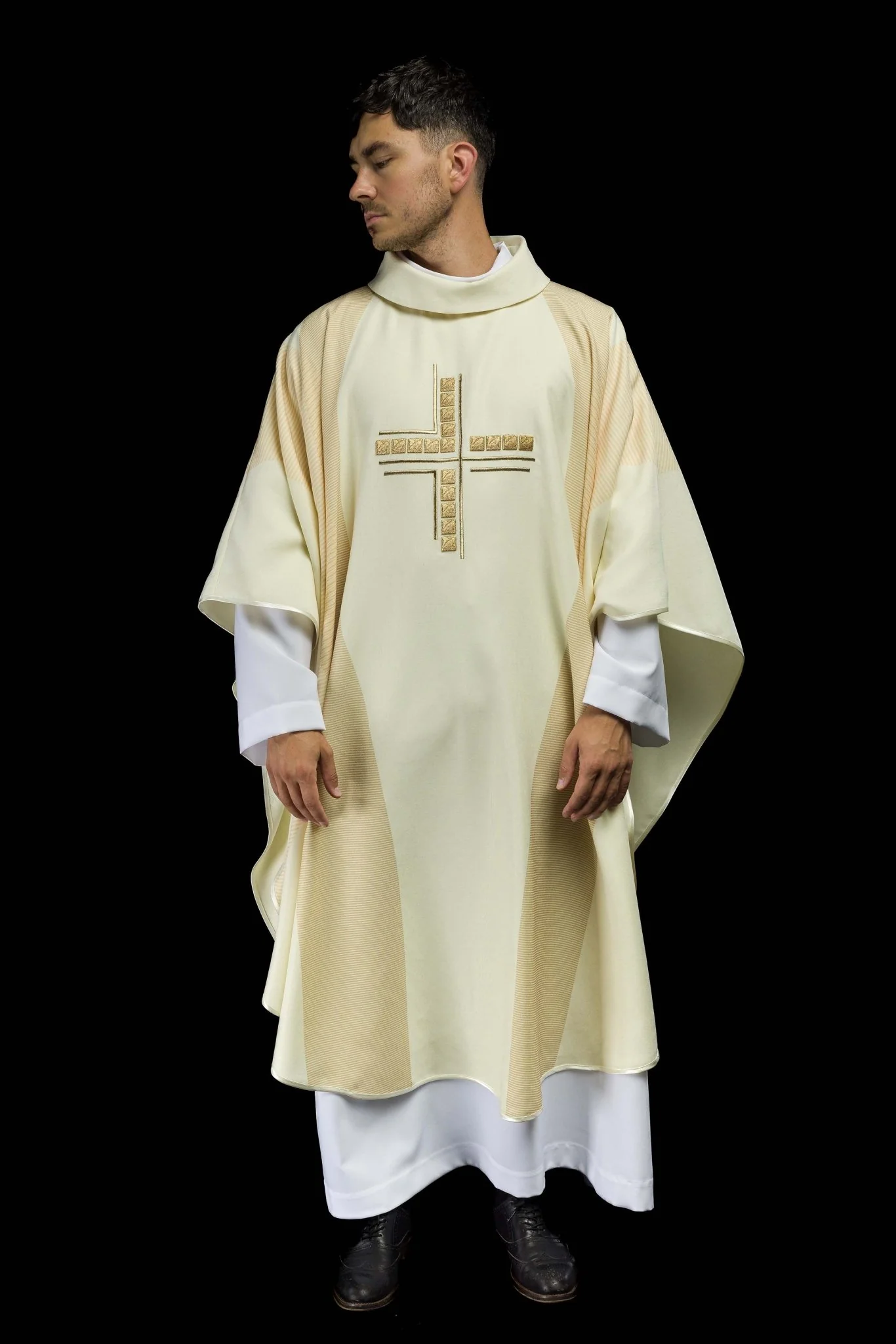Ivory priests chasuble with printed cross design - Image 2