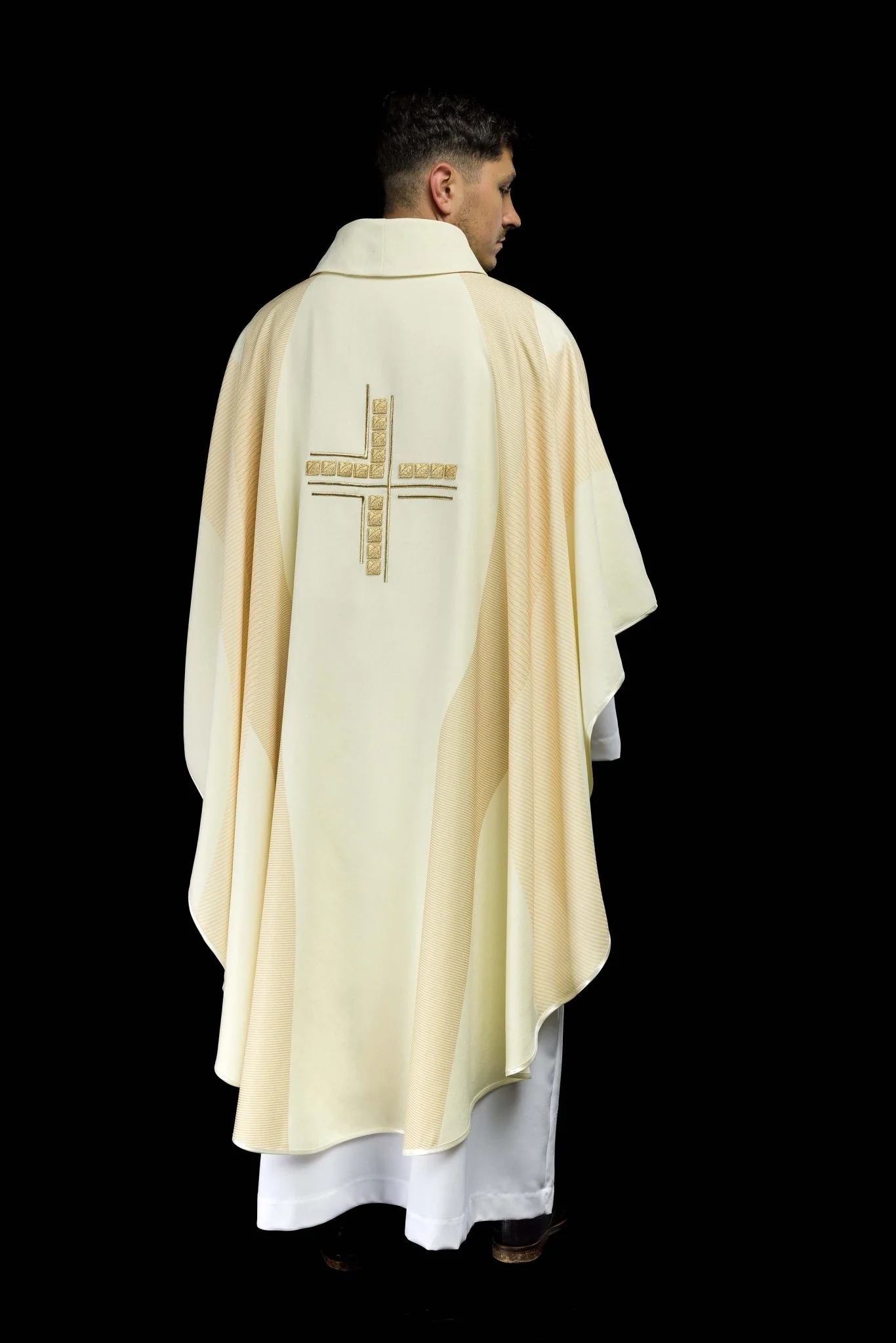 Ivory priests chasuble with printed cross design - Image 7