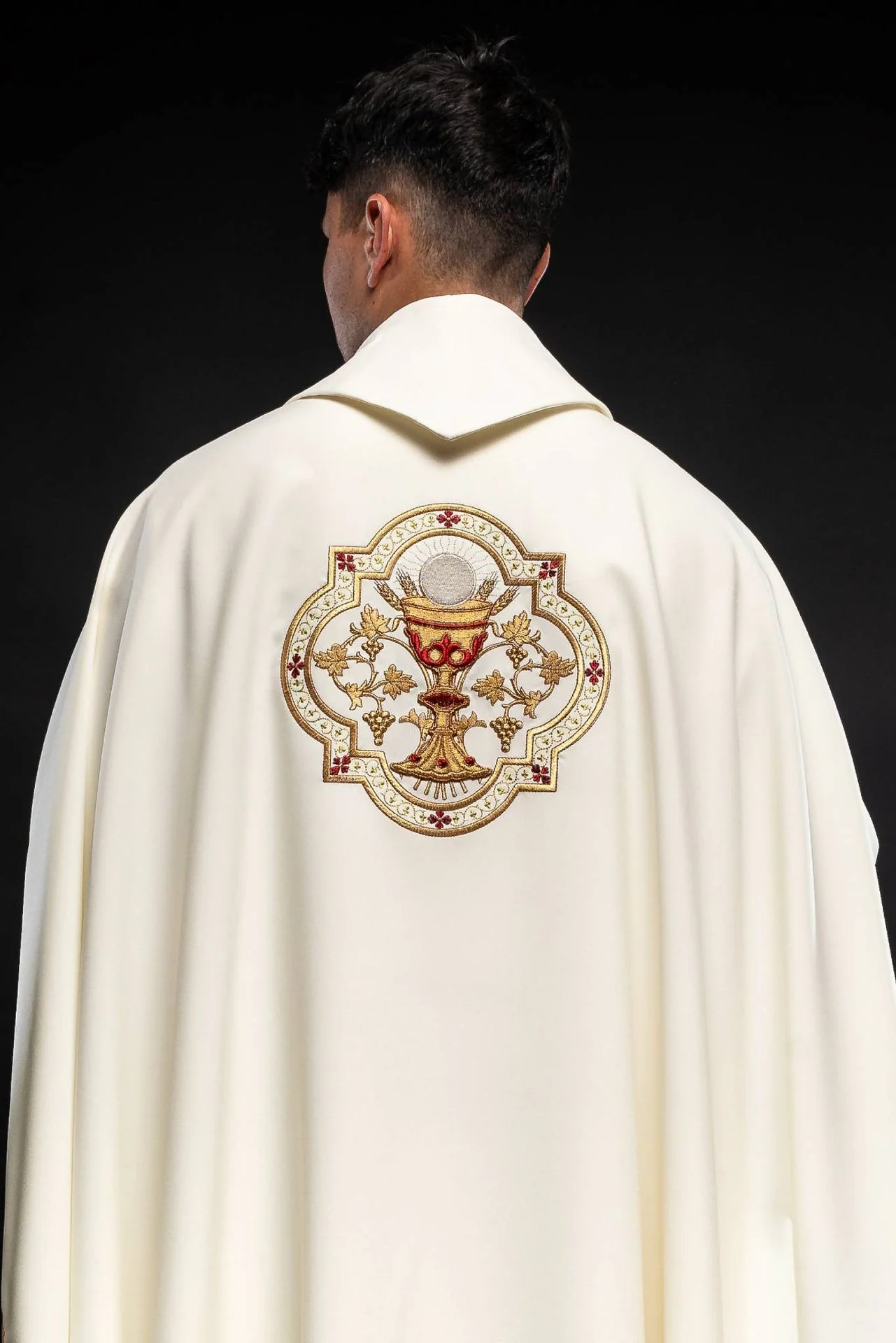 Chasuble embroidered with Sacred Heart of Jesus and Chalice in ecru - Image 5