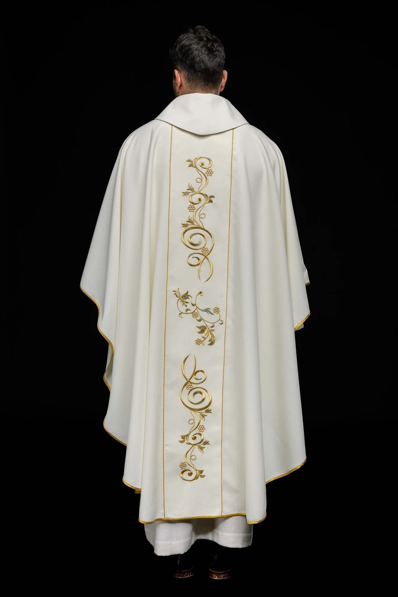 Chasuble embroidered with the image of Saint Faustina - Image 8