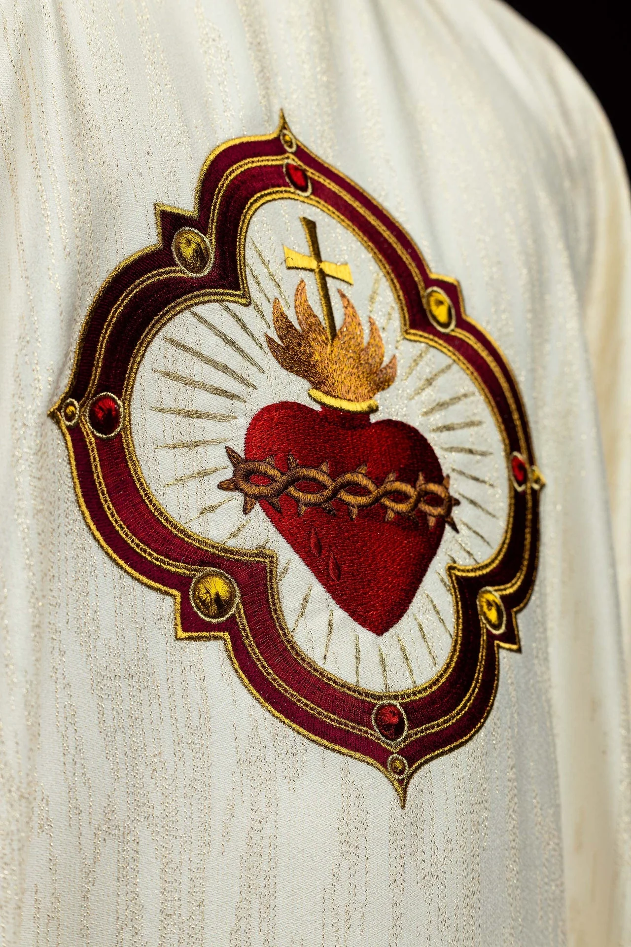 Chasuble embroidered with the image of the Sacred Heart of Jesus and the Eucharistic chalice - Image 3