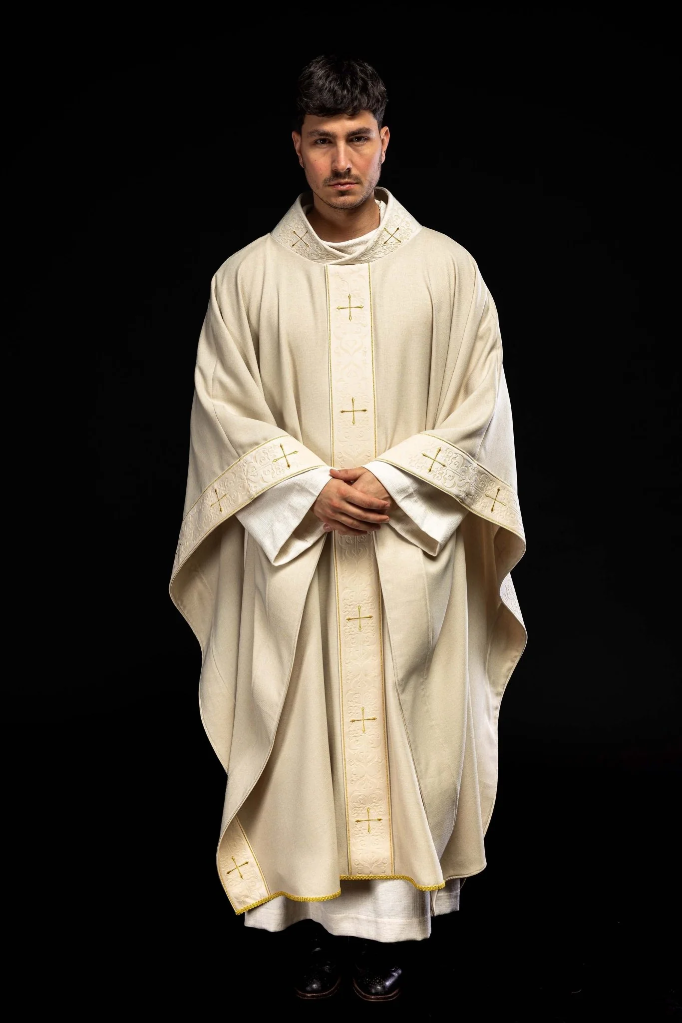 Chasuble in ecru color with an embroidered band and collar decorated with crosses - Image 13