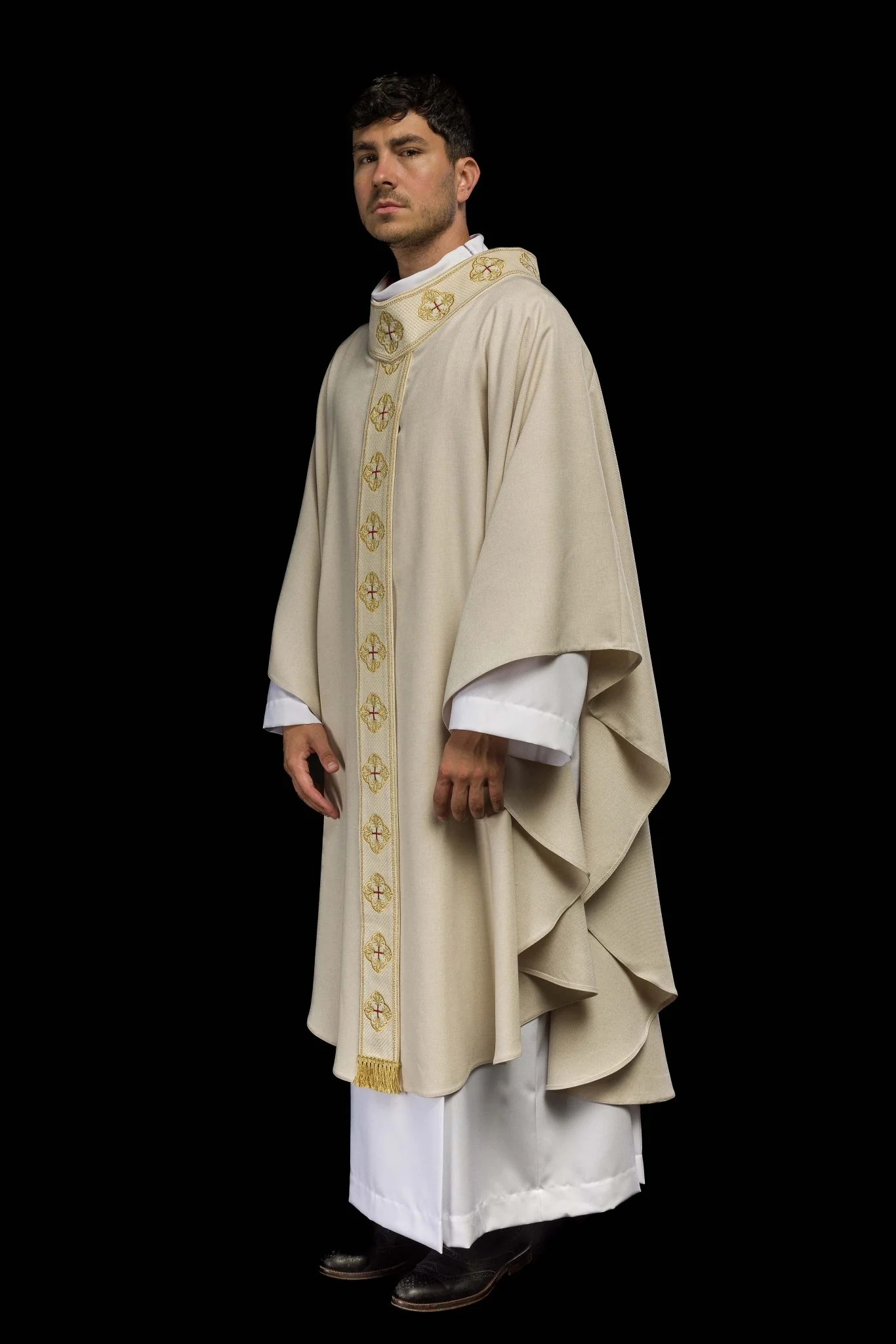 Chasuble in ecru color with embroidered belt and collar in crosses - Image 10
