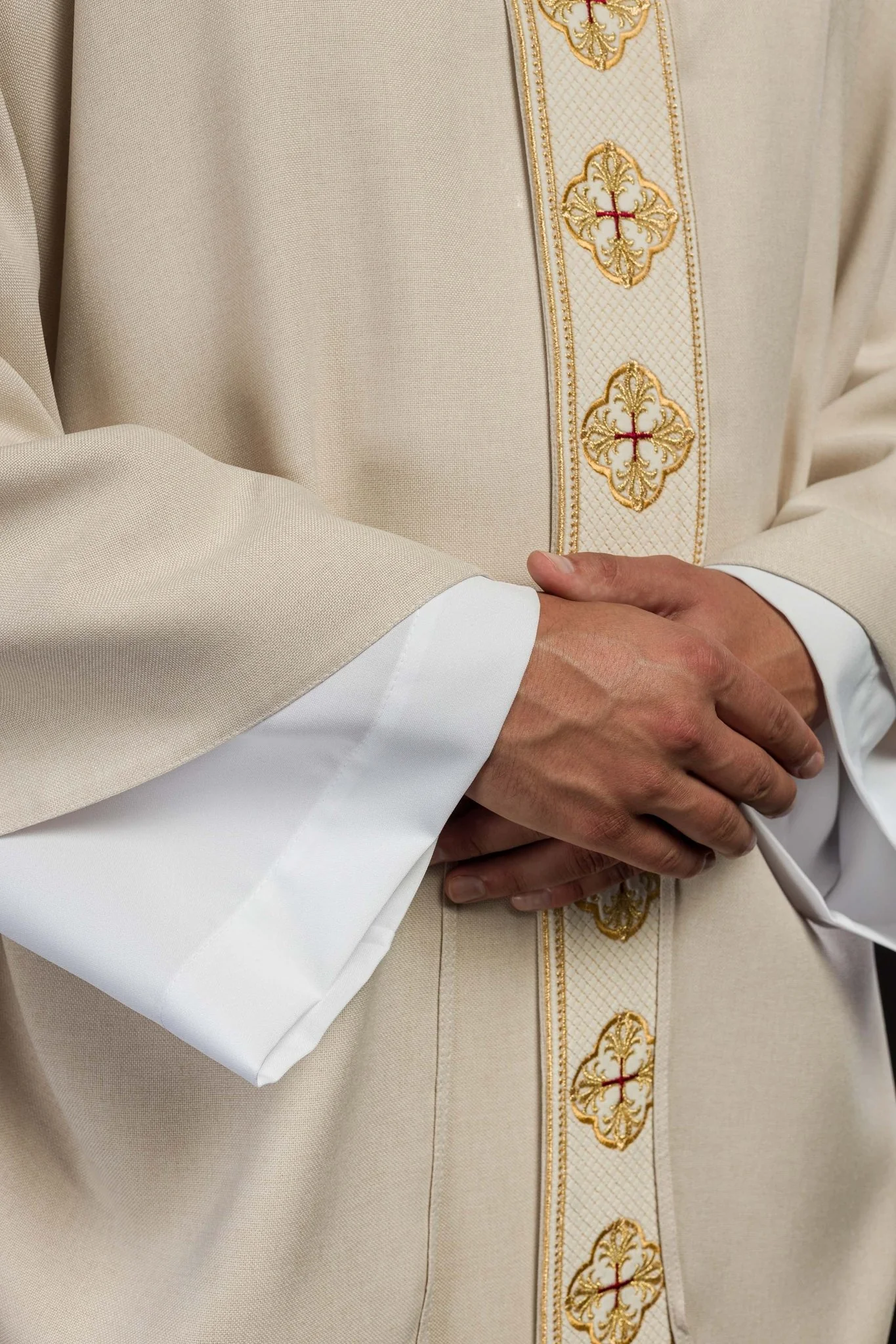 Chasuble in ecru color with embroidered belt and collar in crosses - Image 4