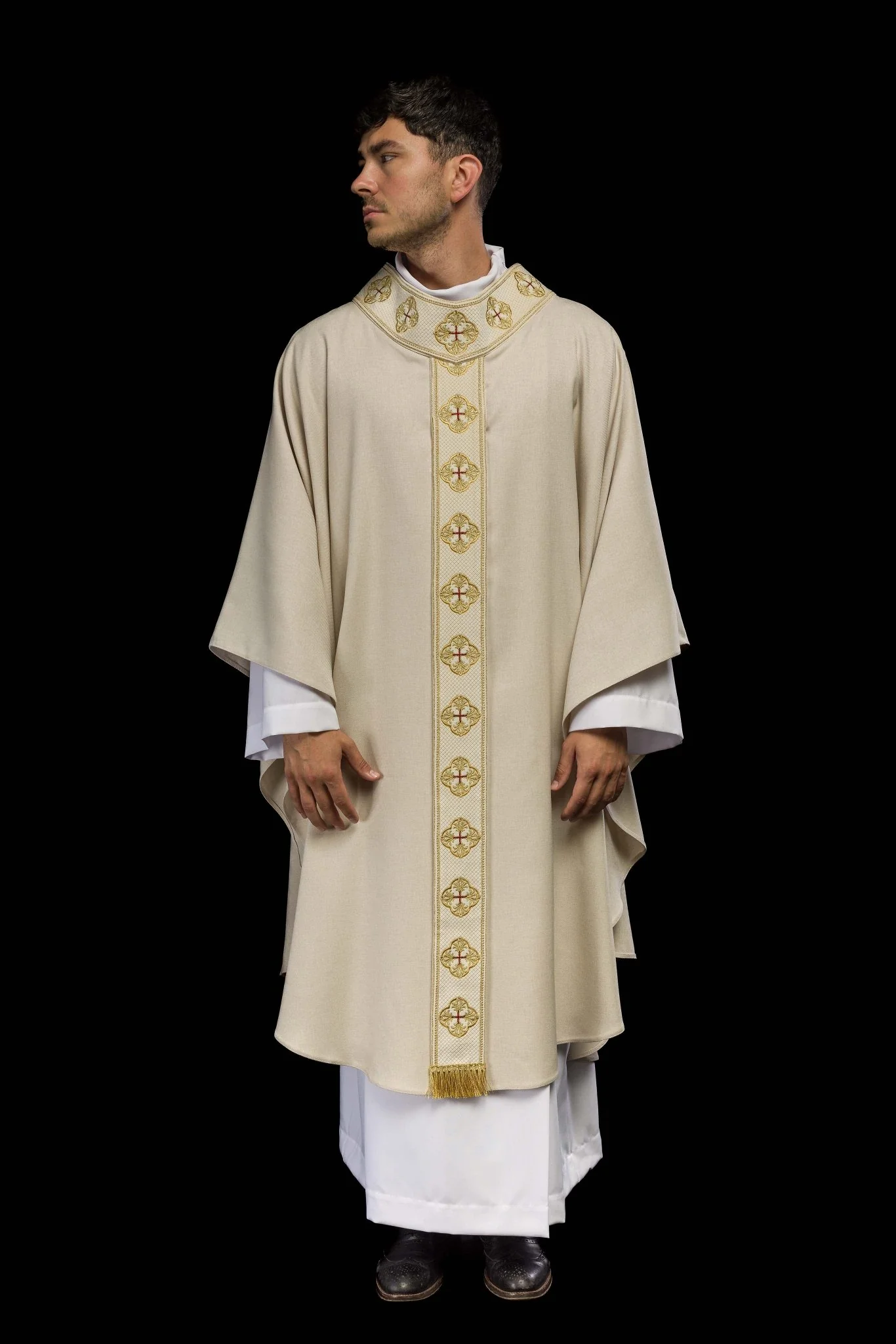 Chasuble in ecru color with embroidered belt and collar in crosses - Image 9