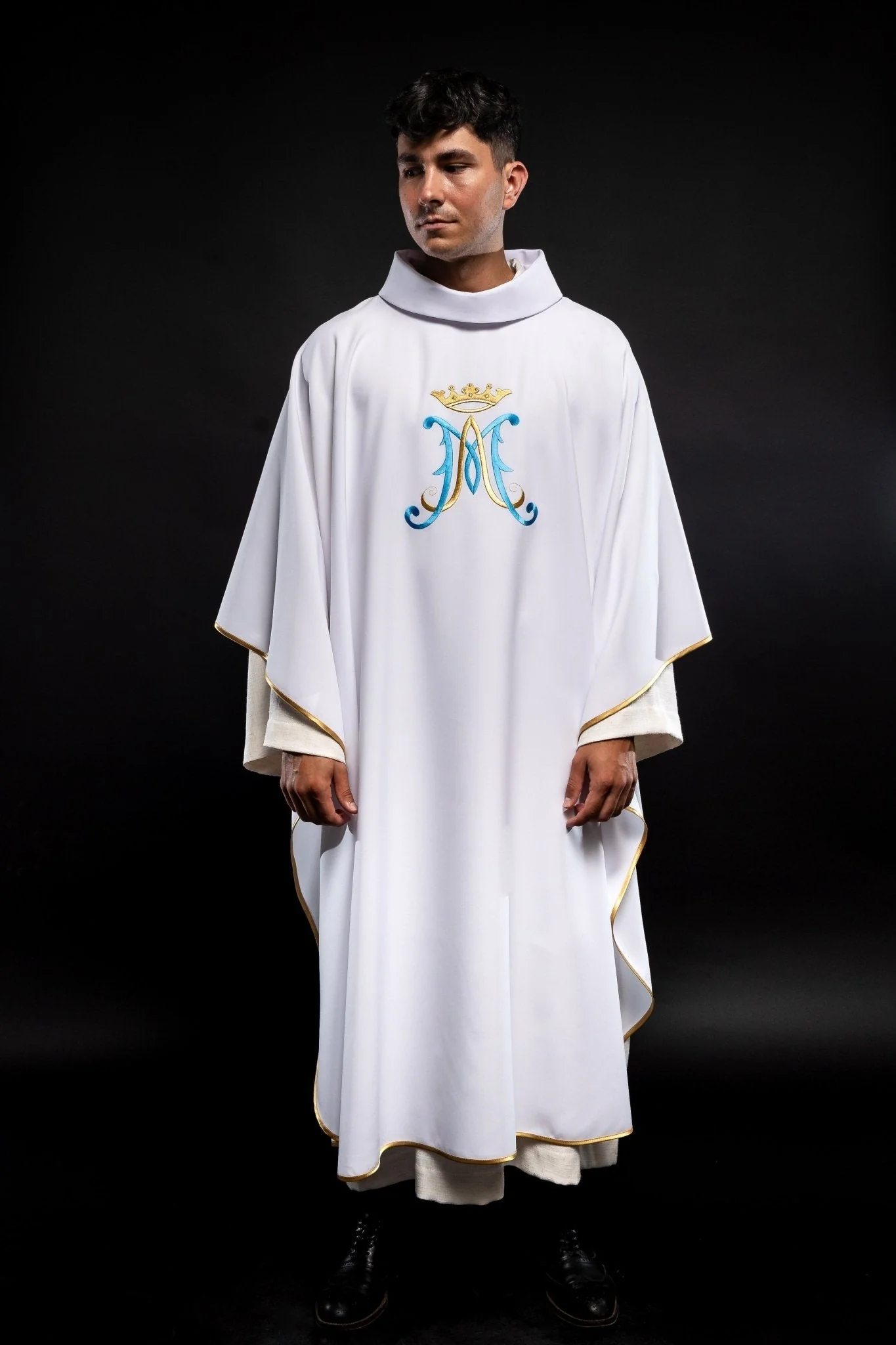 White chasuble embroidered with a Marian motif - Image 2