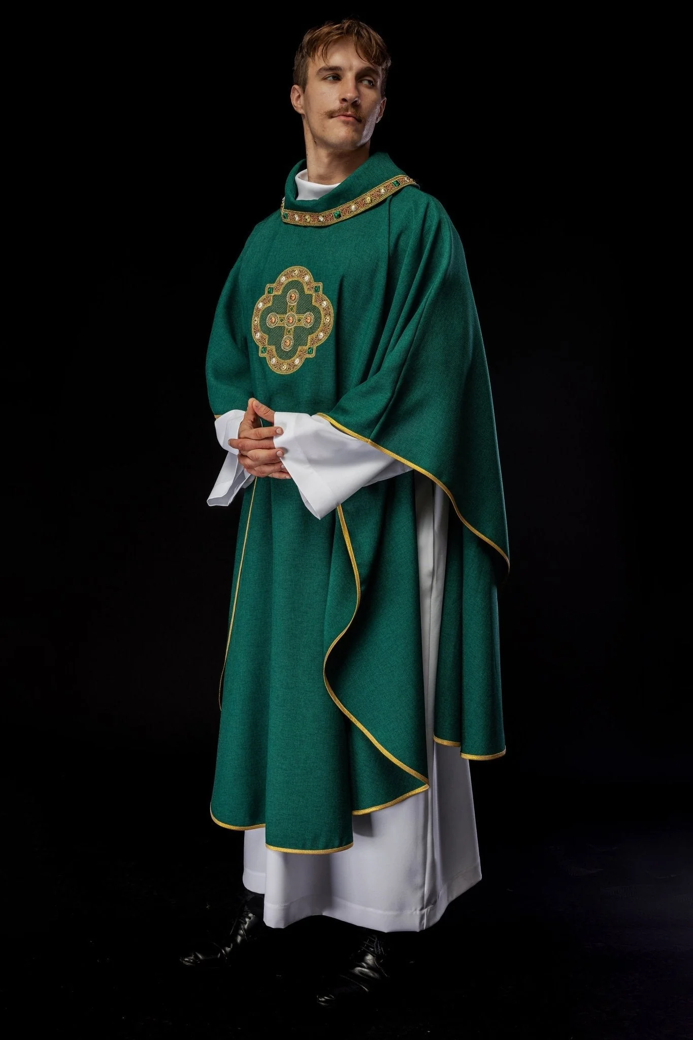 Chasuble in green with embroidered piping on the collar and around the embroidery of the cros - Image 2